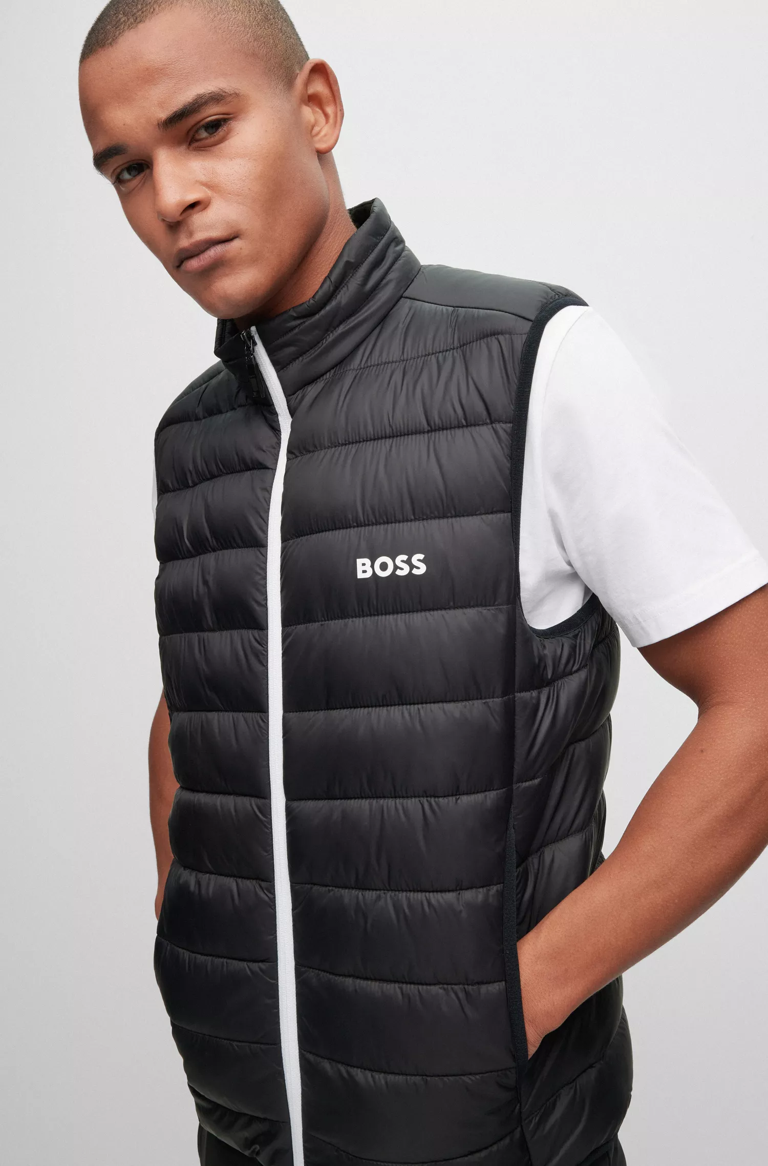 Colete verde impermeável BOSS com detalhe do logotipo.