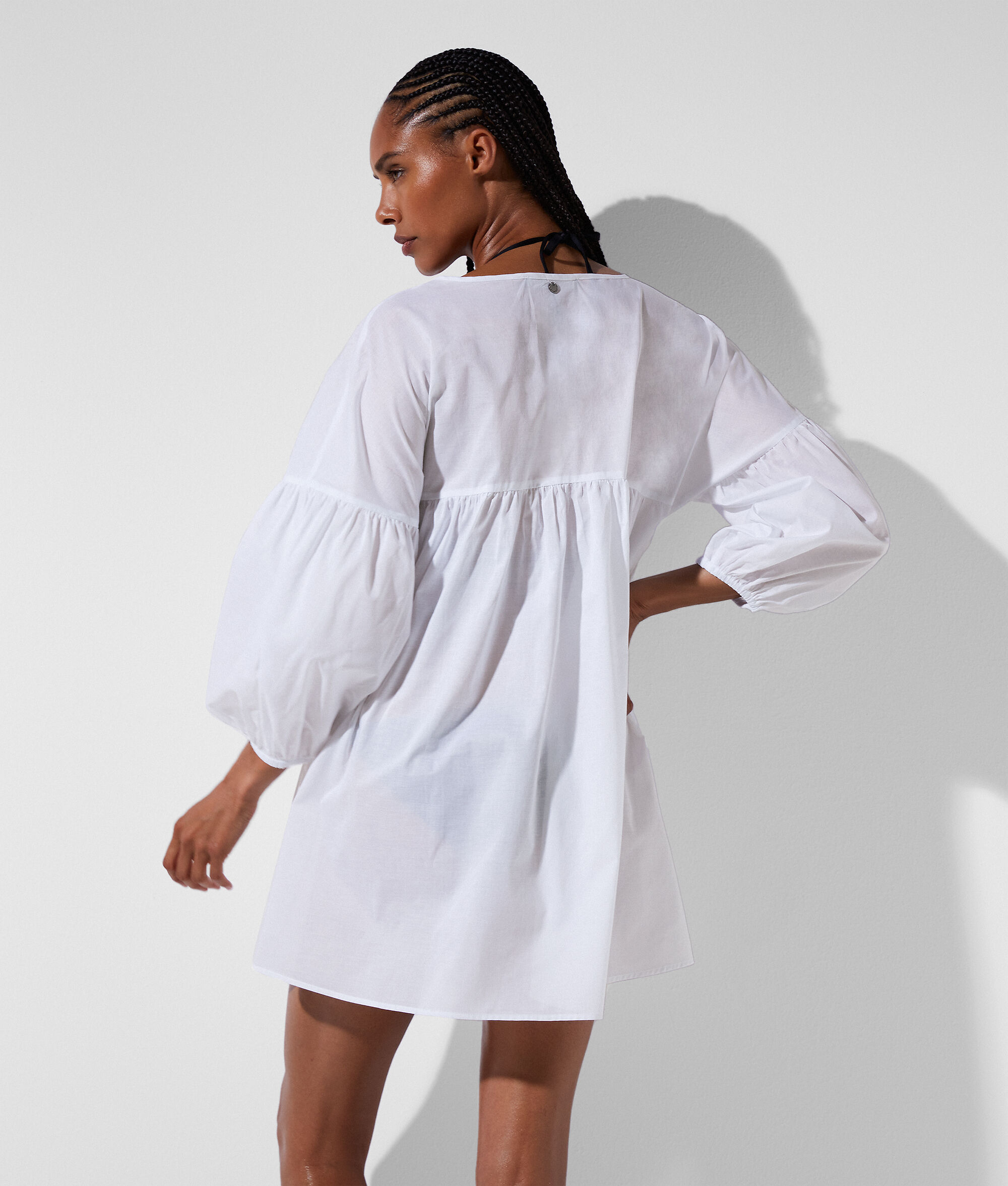 ROBE DE PLAGE À ENCOLURE EN V EMBLÉMATIQUE DU STYLE KARL