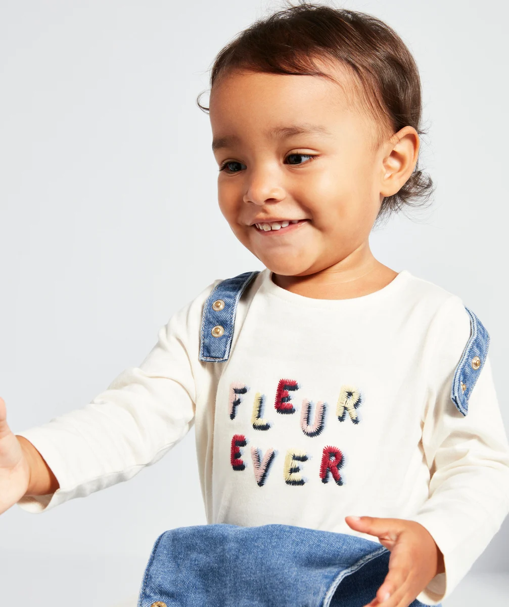 T-SHIRT BÉBÉ FILLE EN COTON BIO ÉCRU AVEC MESSAGE BRODÉ