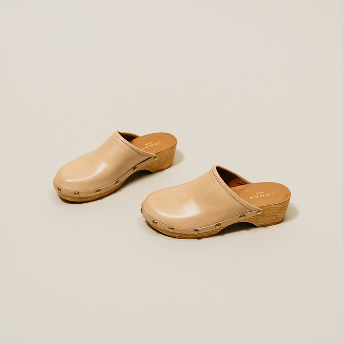 Sabots à clous  en cuir camel