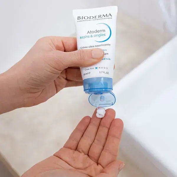 Creme ultranutritivo para mãos e unhas Bioderma Atoderm, embalagem com 2 unidades de 50ml