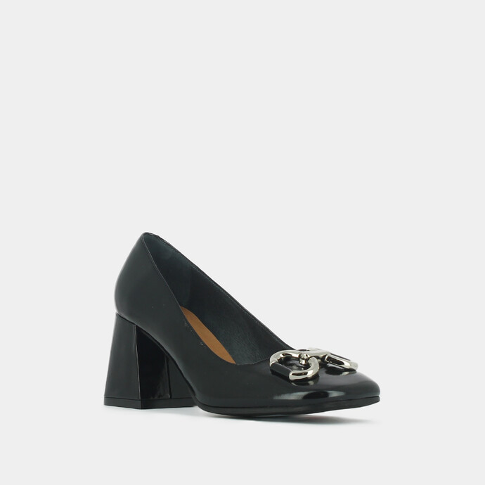 Escarpins à boucles argentées  en cuir vernis noir plissé