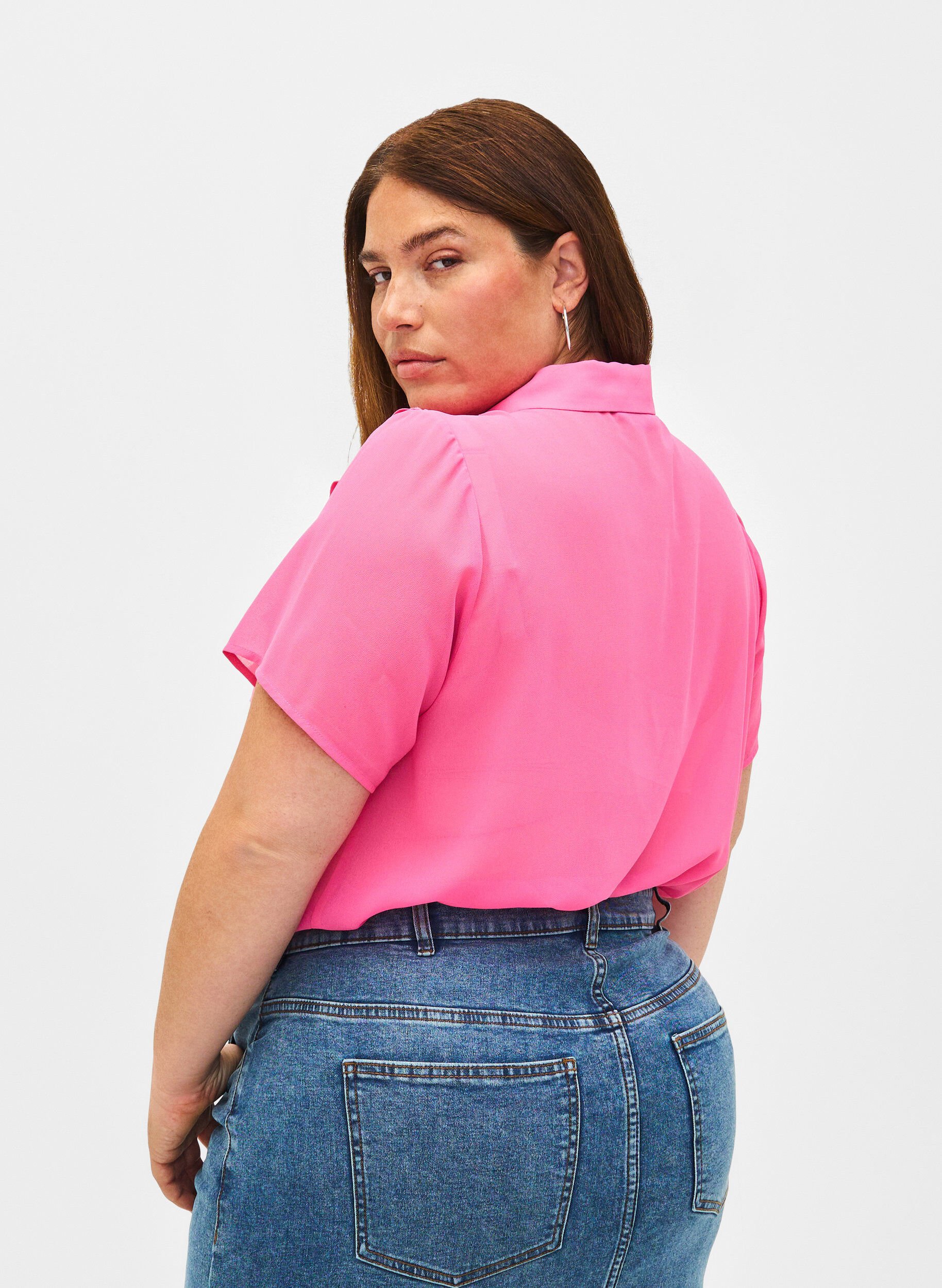 Kortærmet skjortebluse med flæser