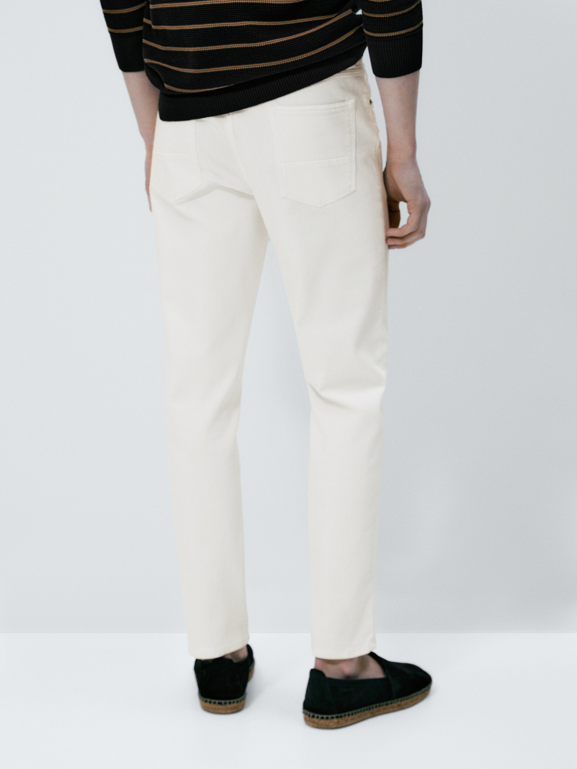 Calça jeans de algodão misto com modelagem afunilada - BRANCA