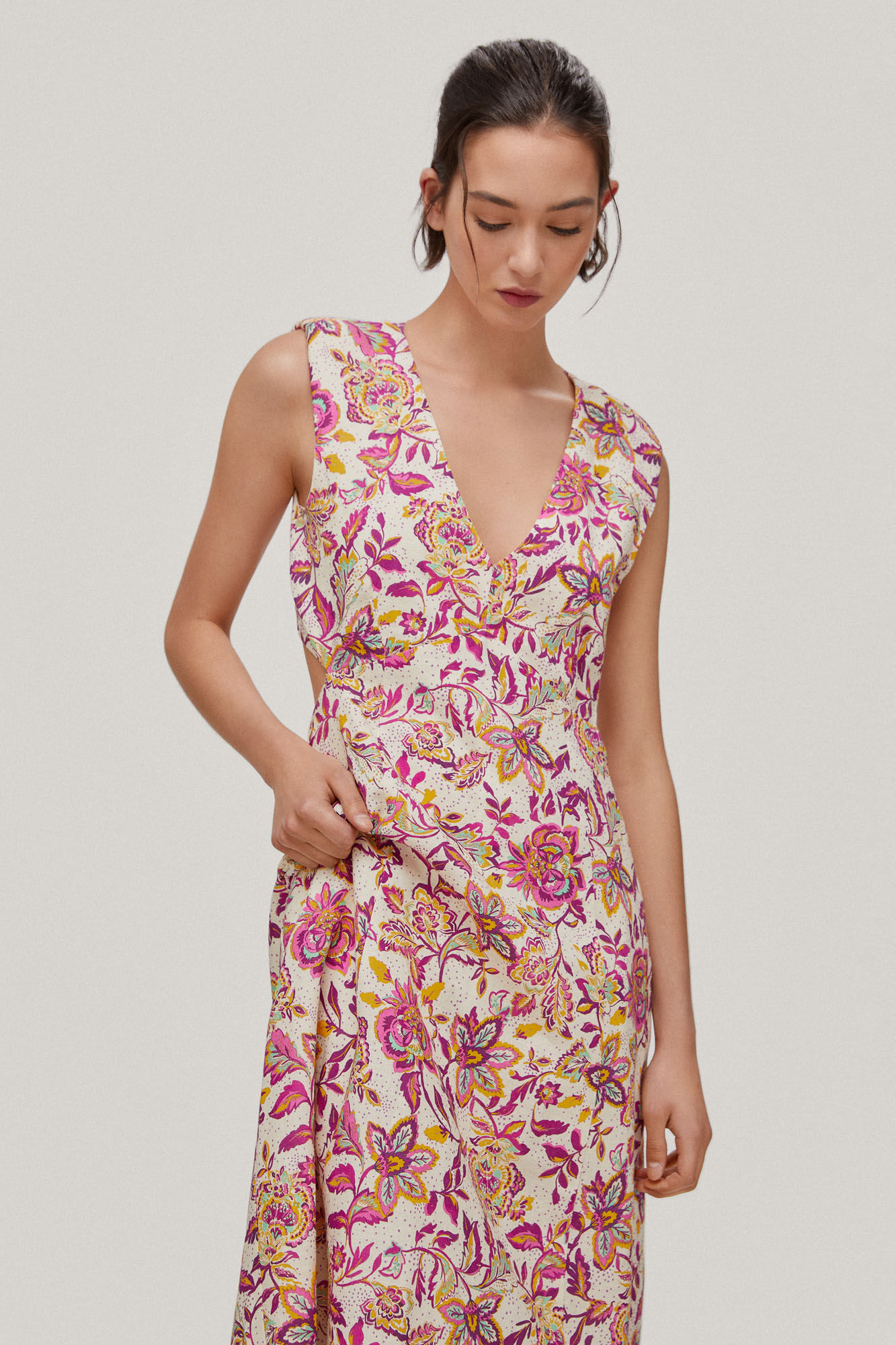 Vestido estampado com recortes - Vários