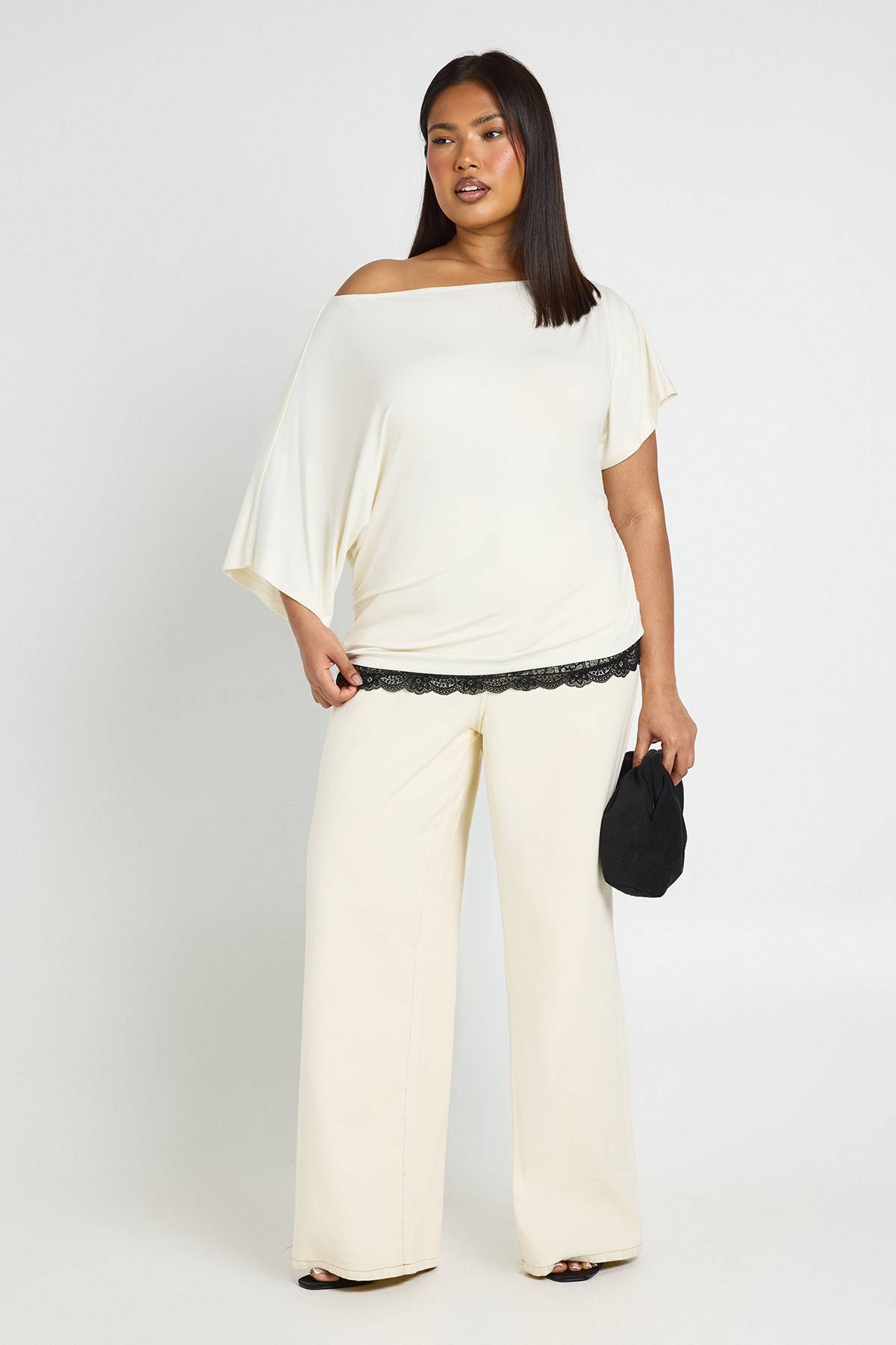 boohoo T-shirt Grande Taille À Épaule Dénudée Avec Finition En Dentelle