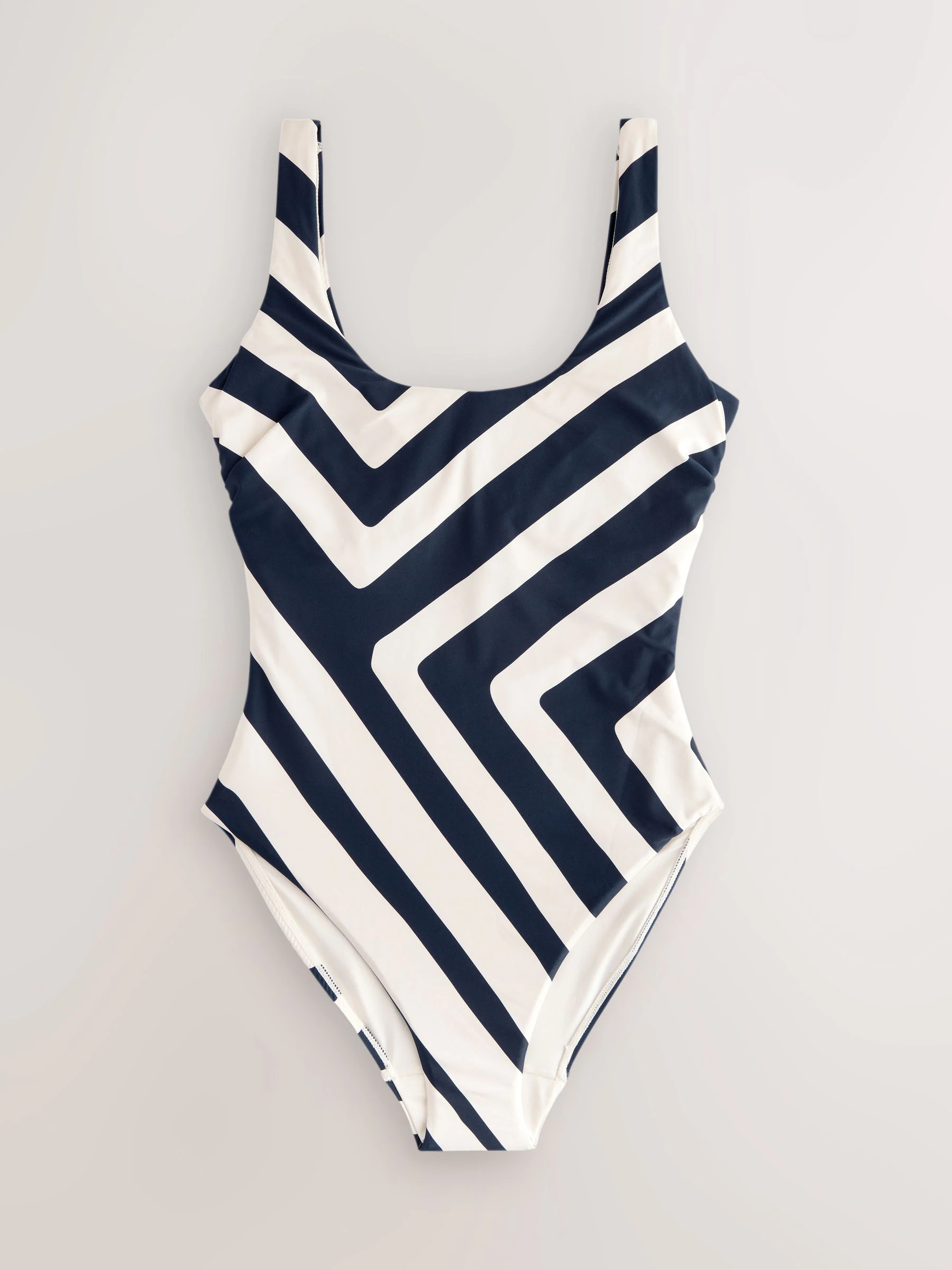 Marineblauw/roomkleurig chevron - Buikcorrigerend DD+ badpak met beugels en ronde hals
