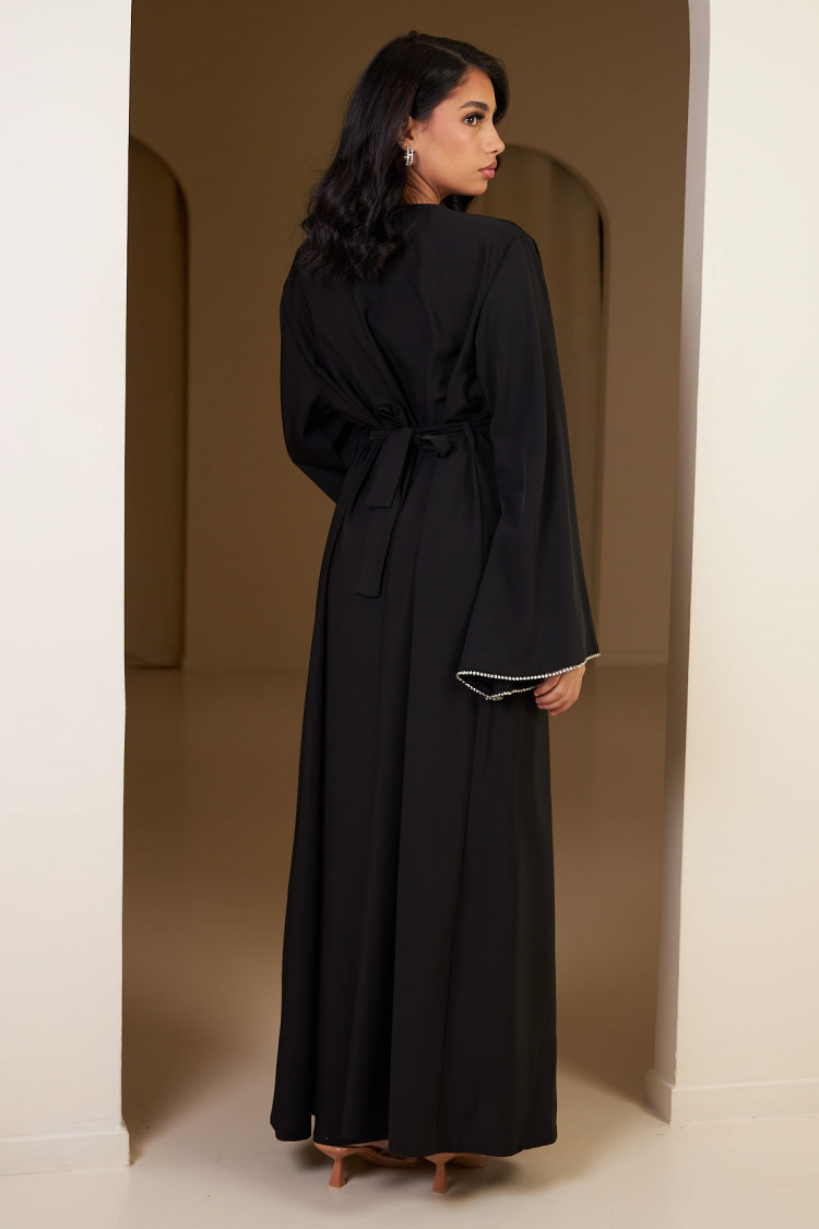 Robe noire ceinturée à perle sur les manches