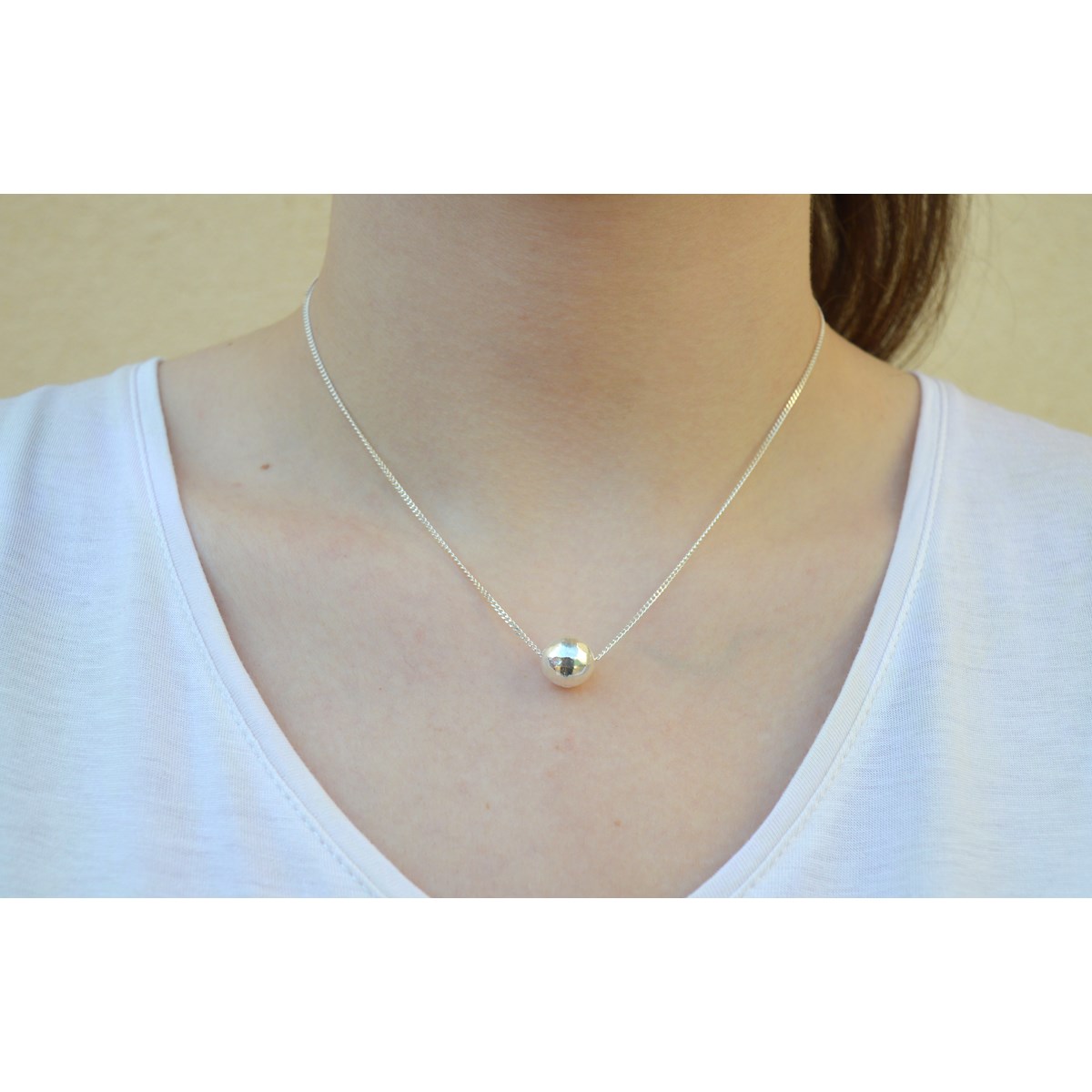 Collier orné de perle boule martelée argent 925