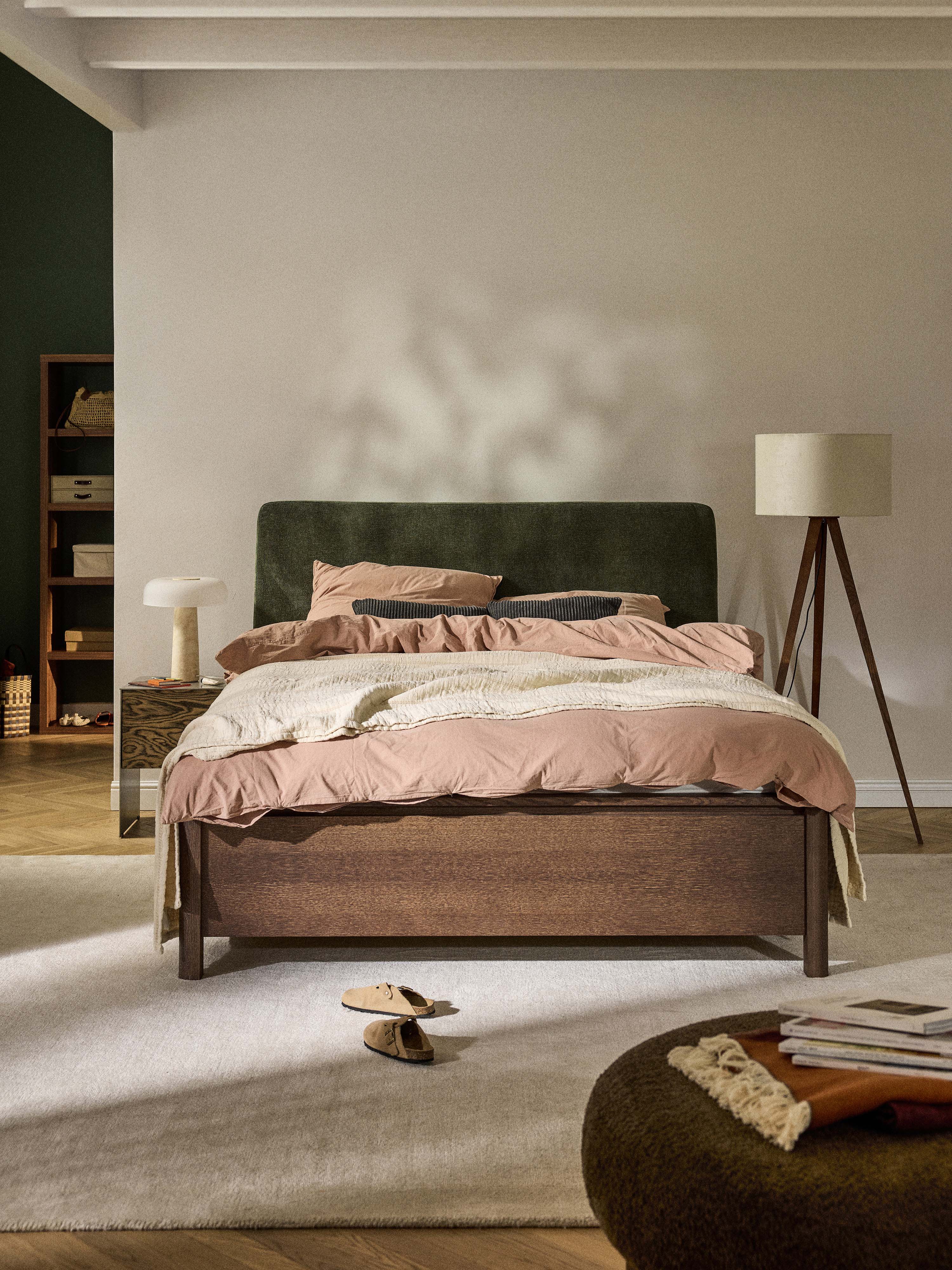 Houten bedframe Santiago met gestoffeerd hoofdeinde en lades