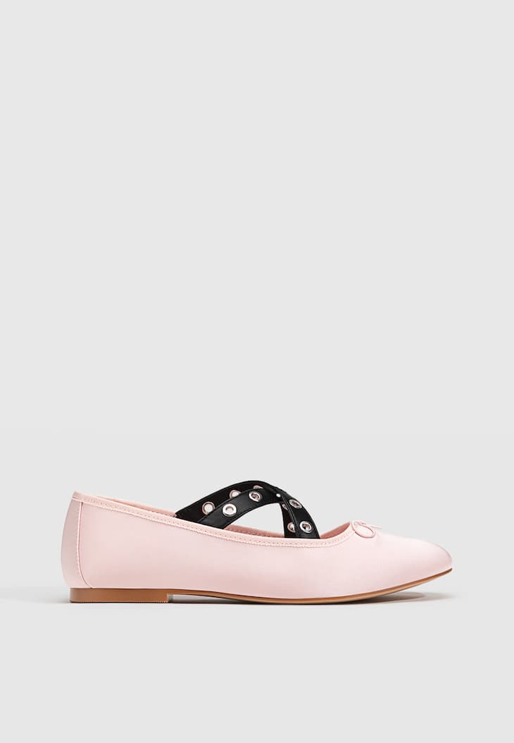 Sapatilhas de ballet com tiras cravejadas