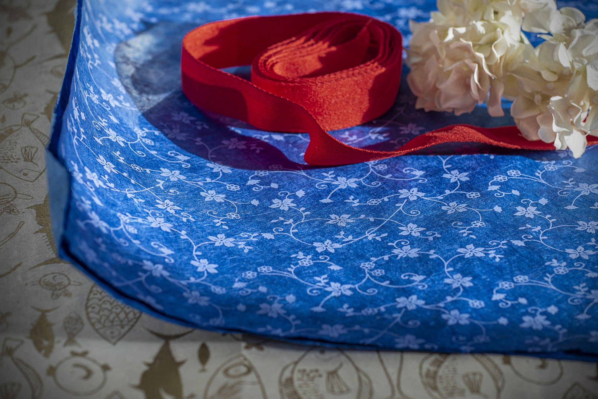 Geschenkpapier 'Blumen blau', handgeschöpft, L 76 cm, B 50 cm günstig bestellen