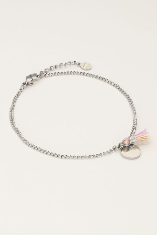 Minimalistische armband met munt en gekleurd kwastje