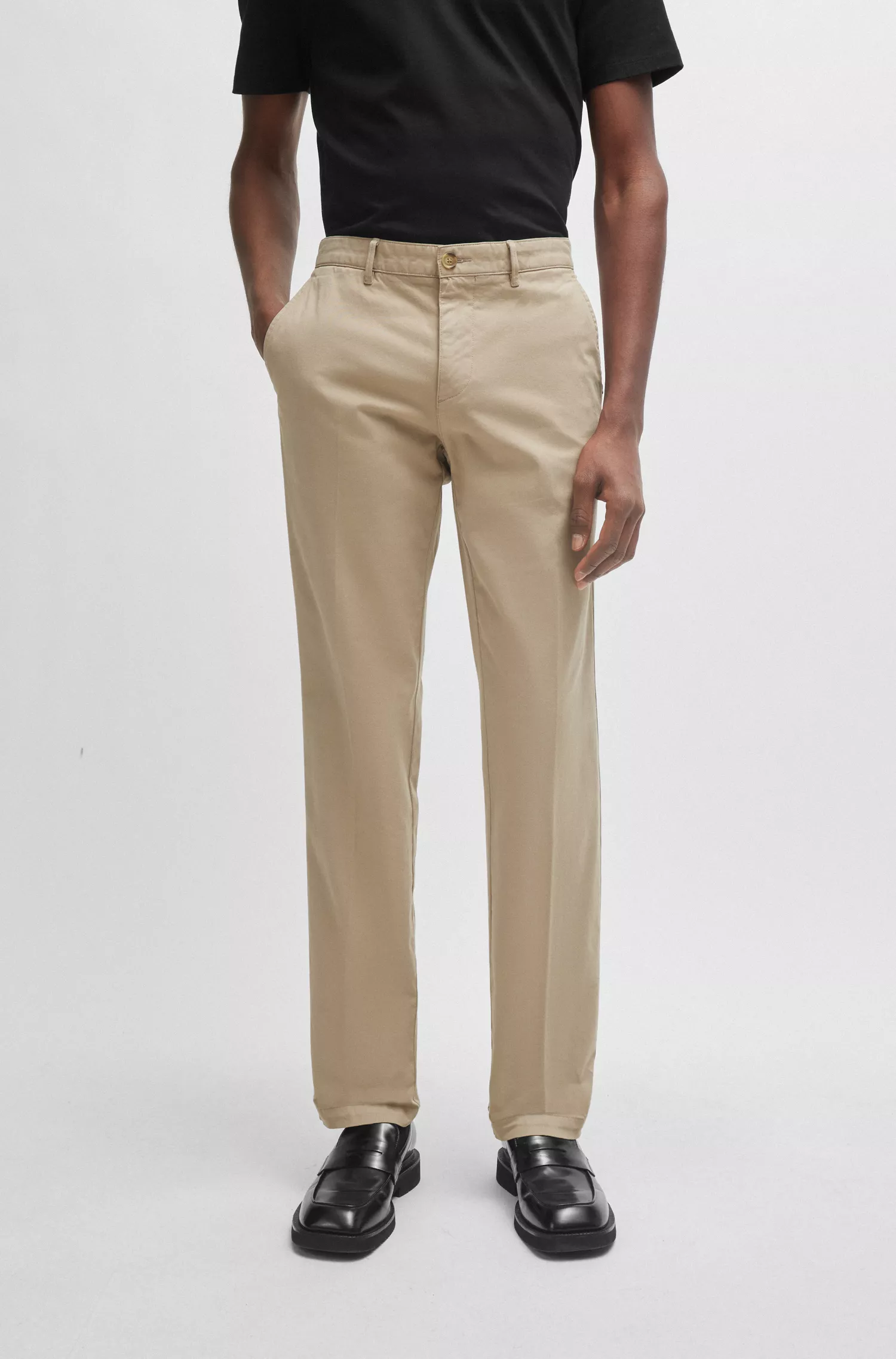 Calça chino BOSS preta, corte regular, em gabardine de algodão elástico.