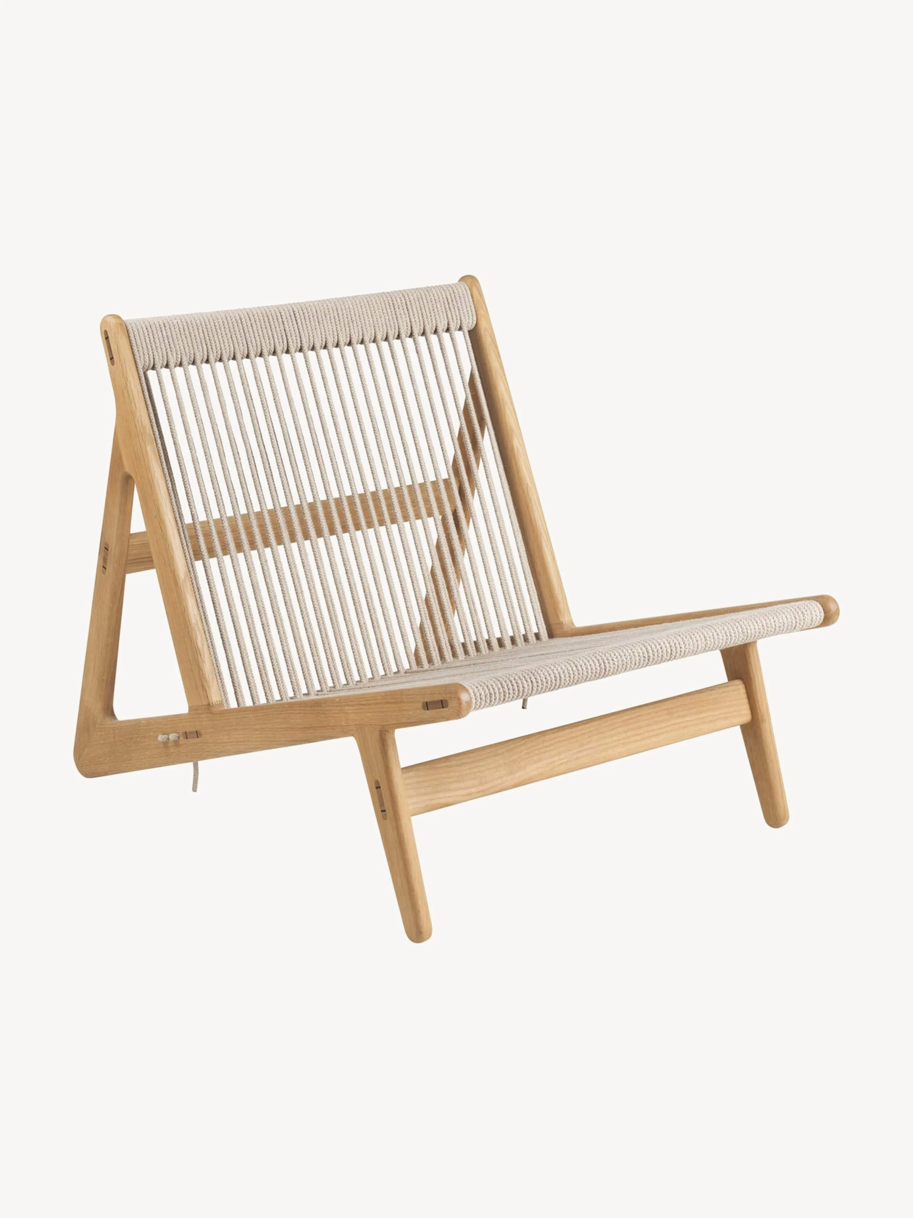 Handgemaakte loungefauteuil MR01 Initial van eikenhout met stoelkussen