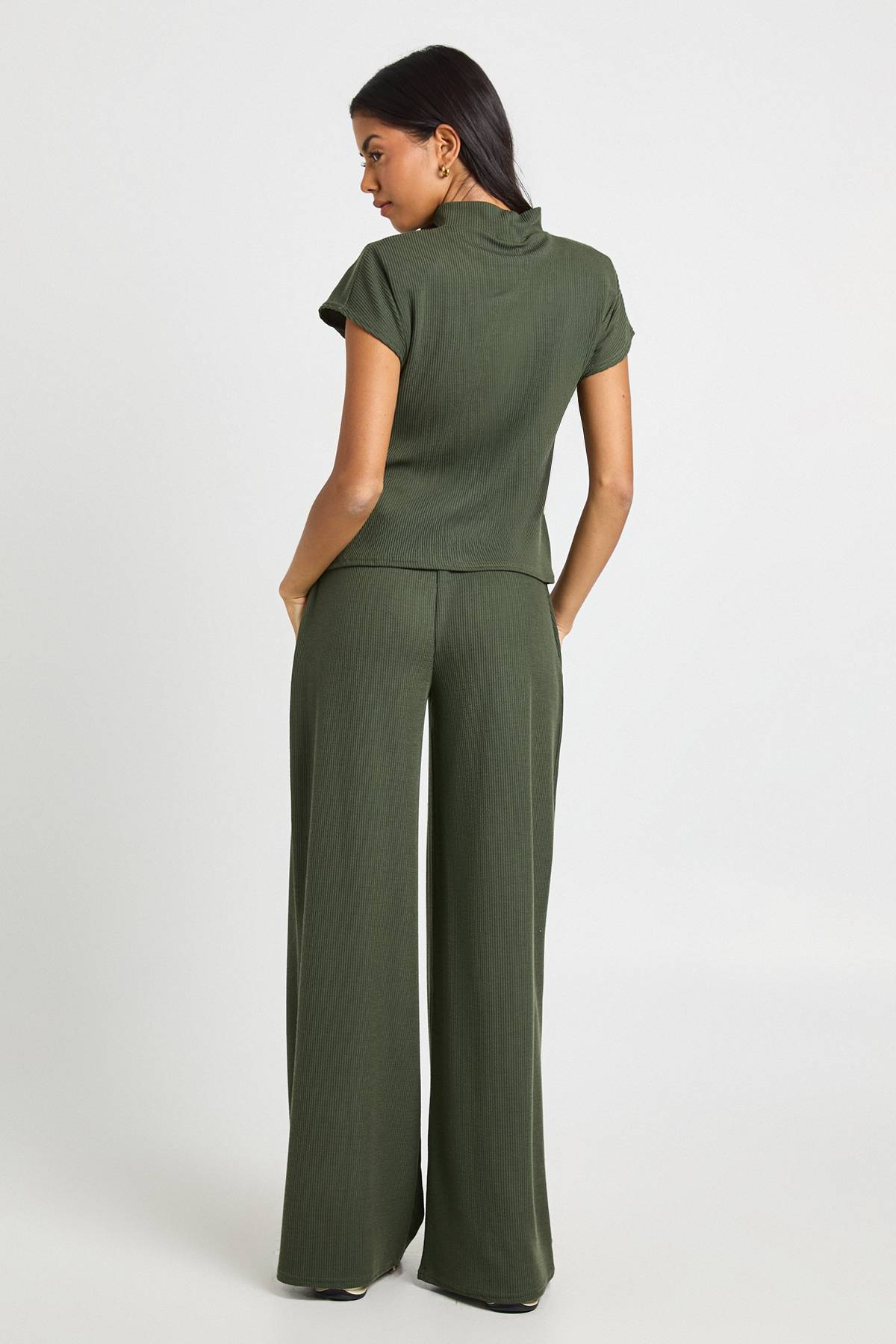 boohoo Ensemble Coordonné Pantalon et Haut Col Montant Manches Courtes Tissu Froissé