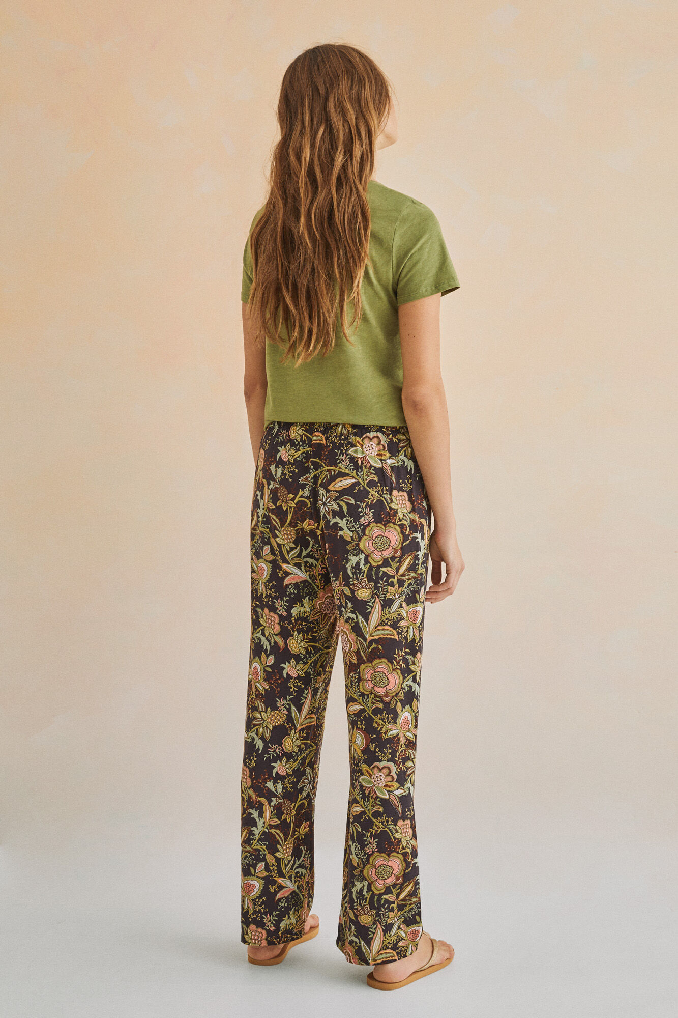 Calça reta preta com estampa verde