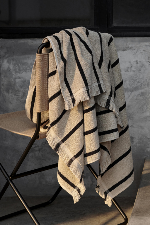 Ferm Living Alee badlaken 100x150 sand/black
