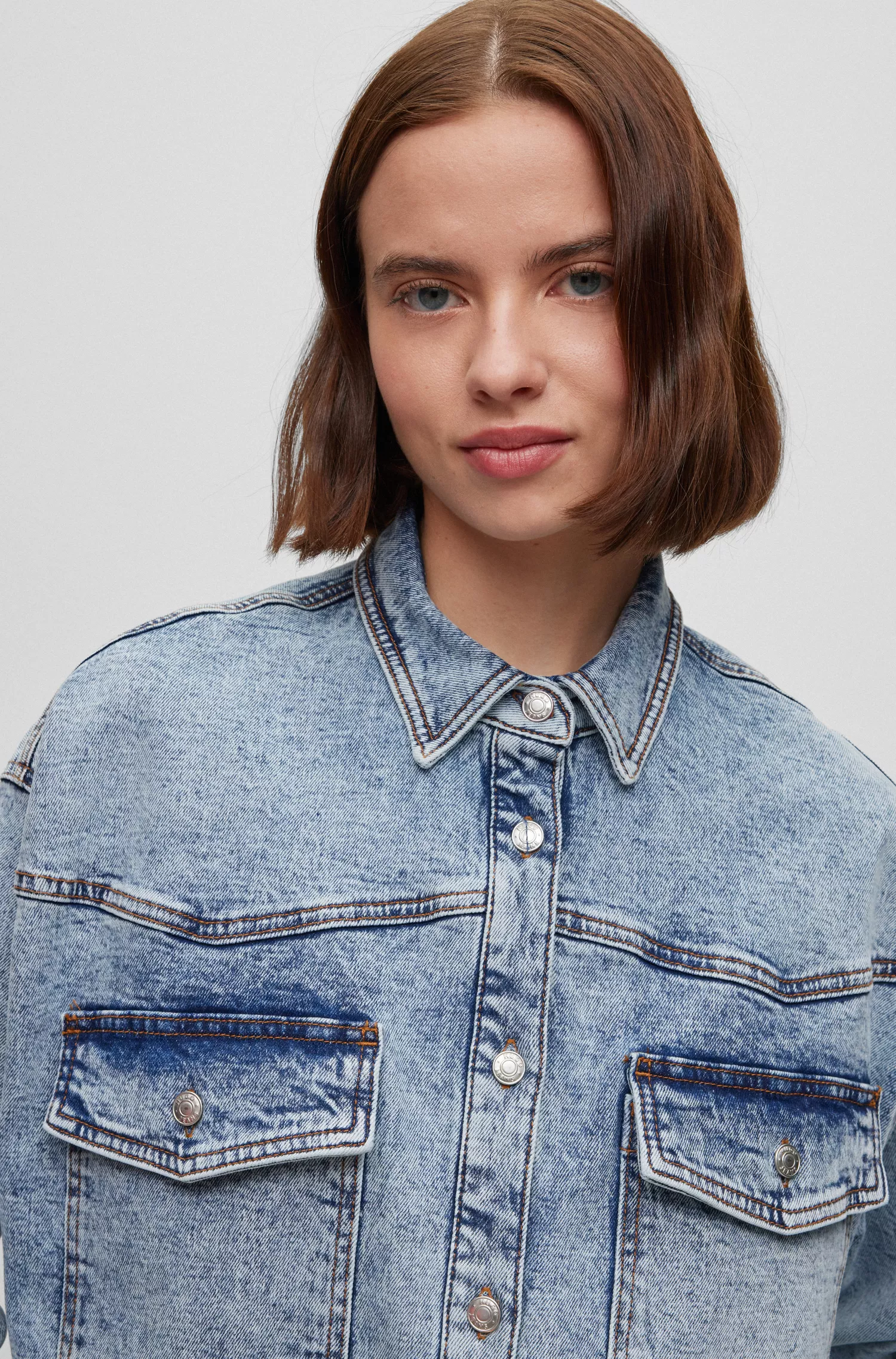 Camisa HUGO vermelha de corte relaxado em denim desbotado com bolsos aplicados.