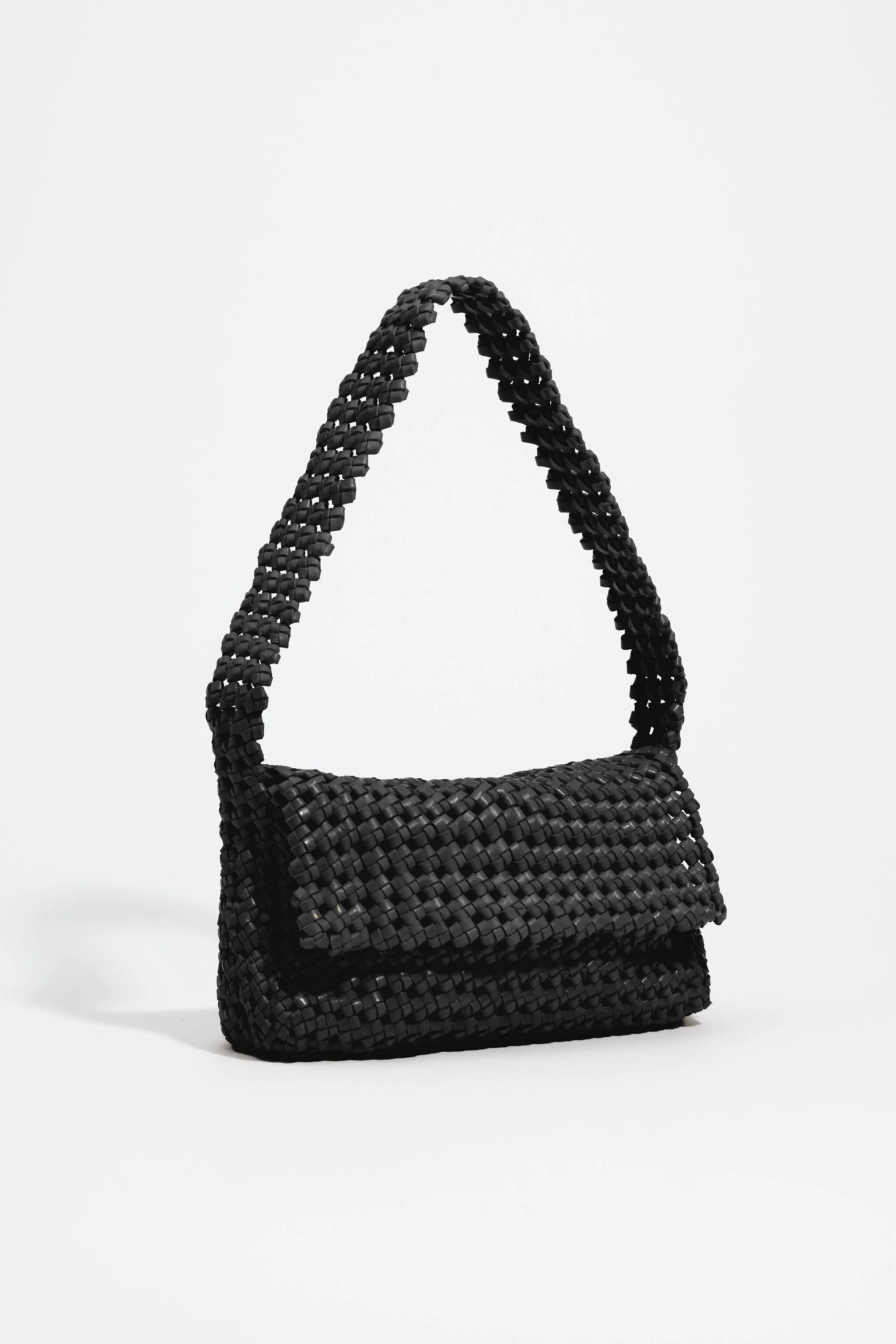 Bolsa hobo média em couro trançado preto