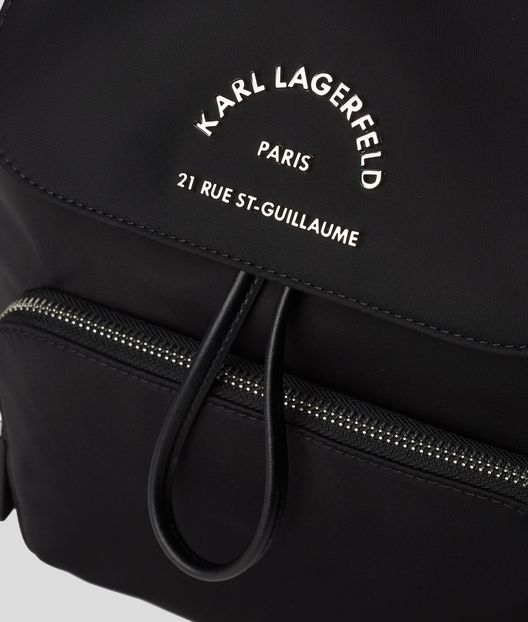 SAC À DOS AVEC DÉTAIL EN MÉTAL RUE ST-GUILLAUME
