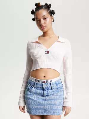 Blusa cropped canelada com emblema