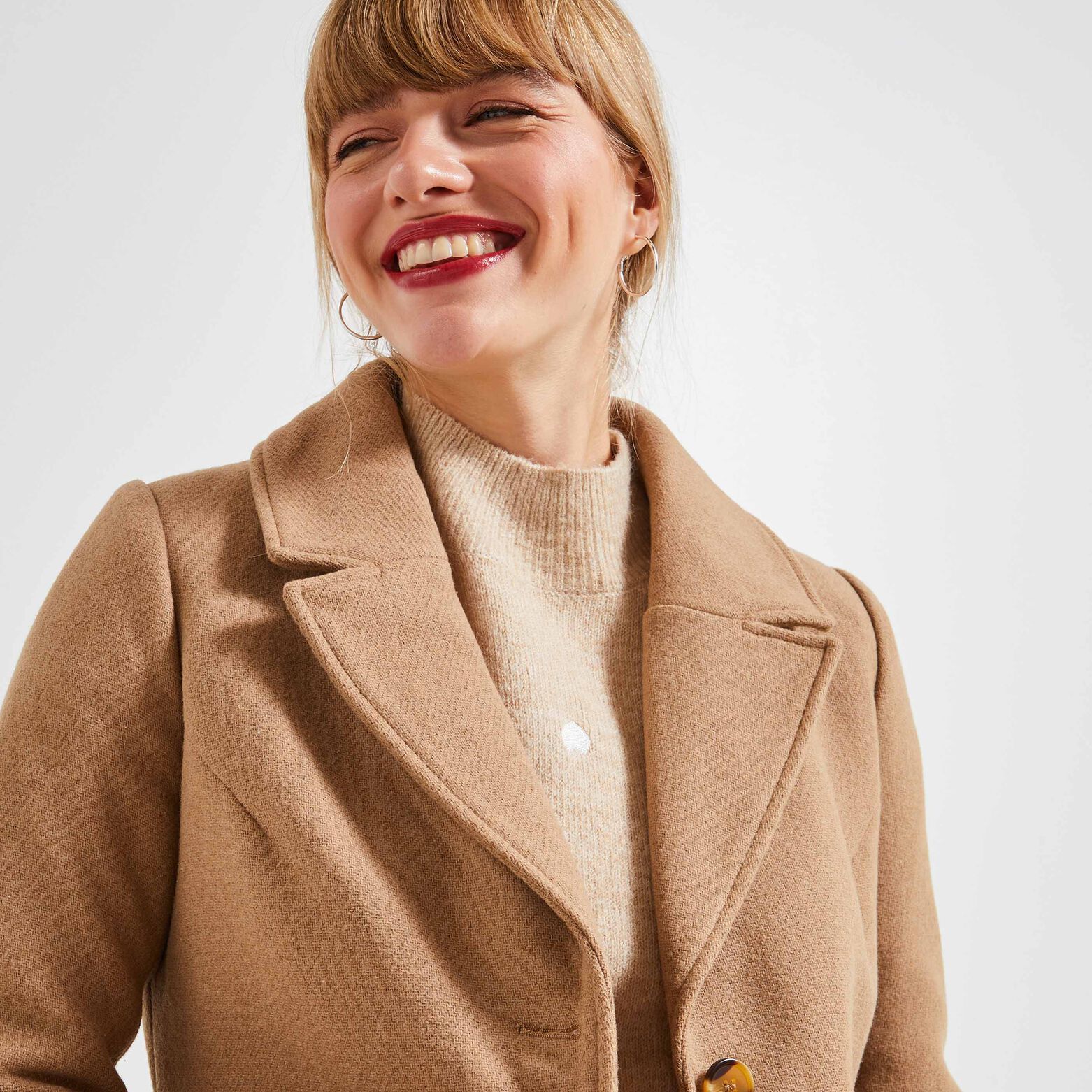 Manteau par-dessus femme