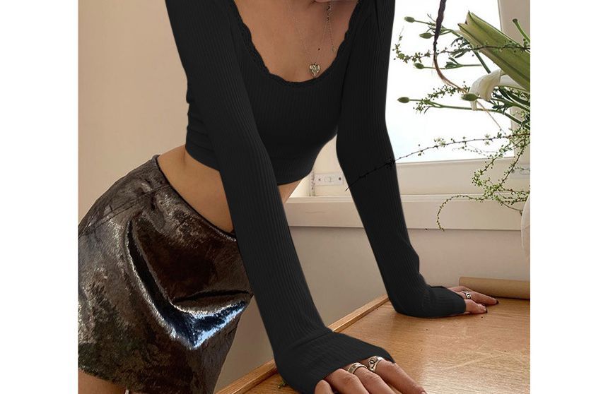 Smackthat - Cropped T-shirt met lange mouwen, ronde hals, effen kant en rugloze geribbelde zoom