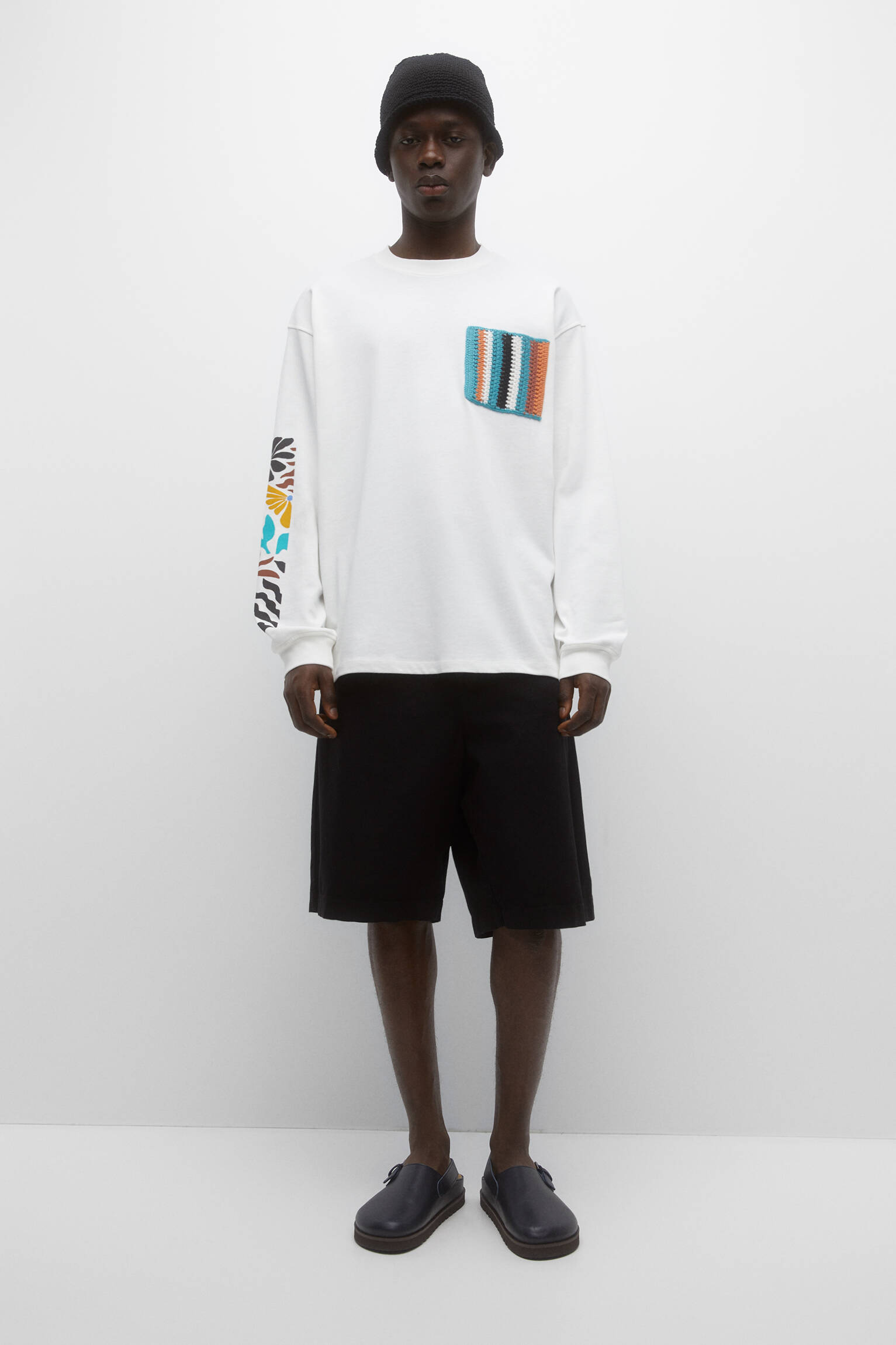 CAMISETA DE MANGA LONGA COM BOLSO DE CROCHÊ - BRANCO SUJO