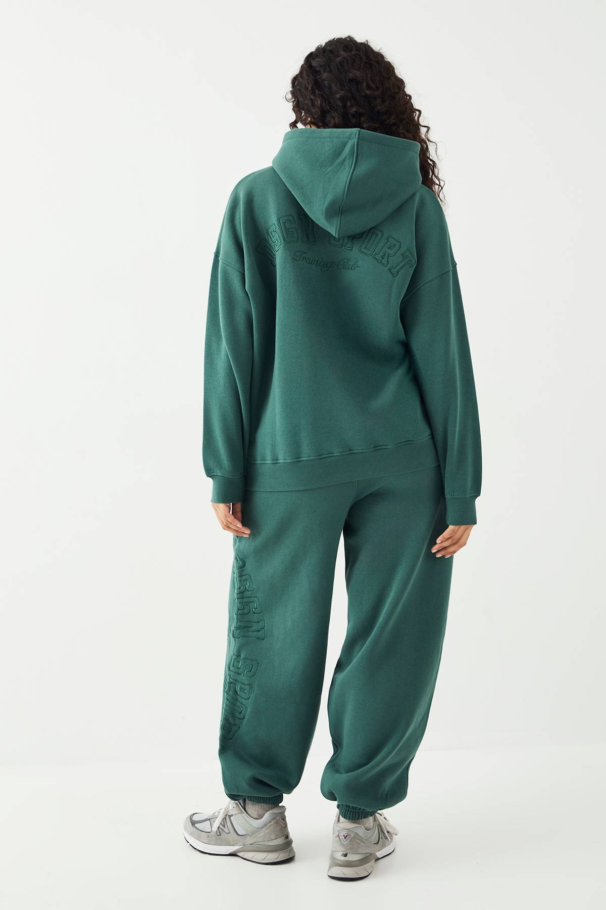 Jogging DSGN Studio Sport Training Club Coupe Oversize avec Chevilles Resserrées