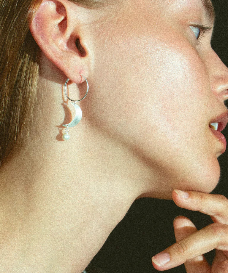 Jane Kønig Half Moon Creole with pearl silver