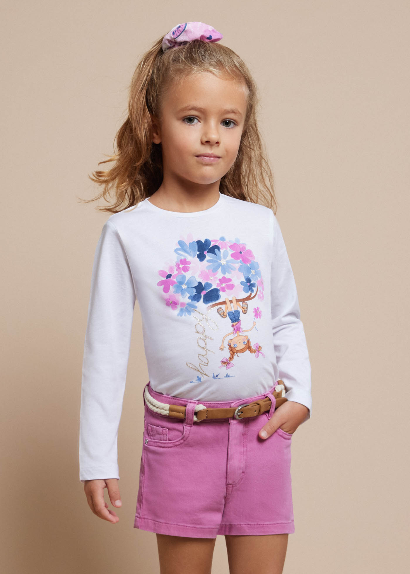 Camiseta infantil Better Cotton com elástico de cabelo.