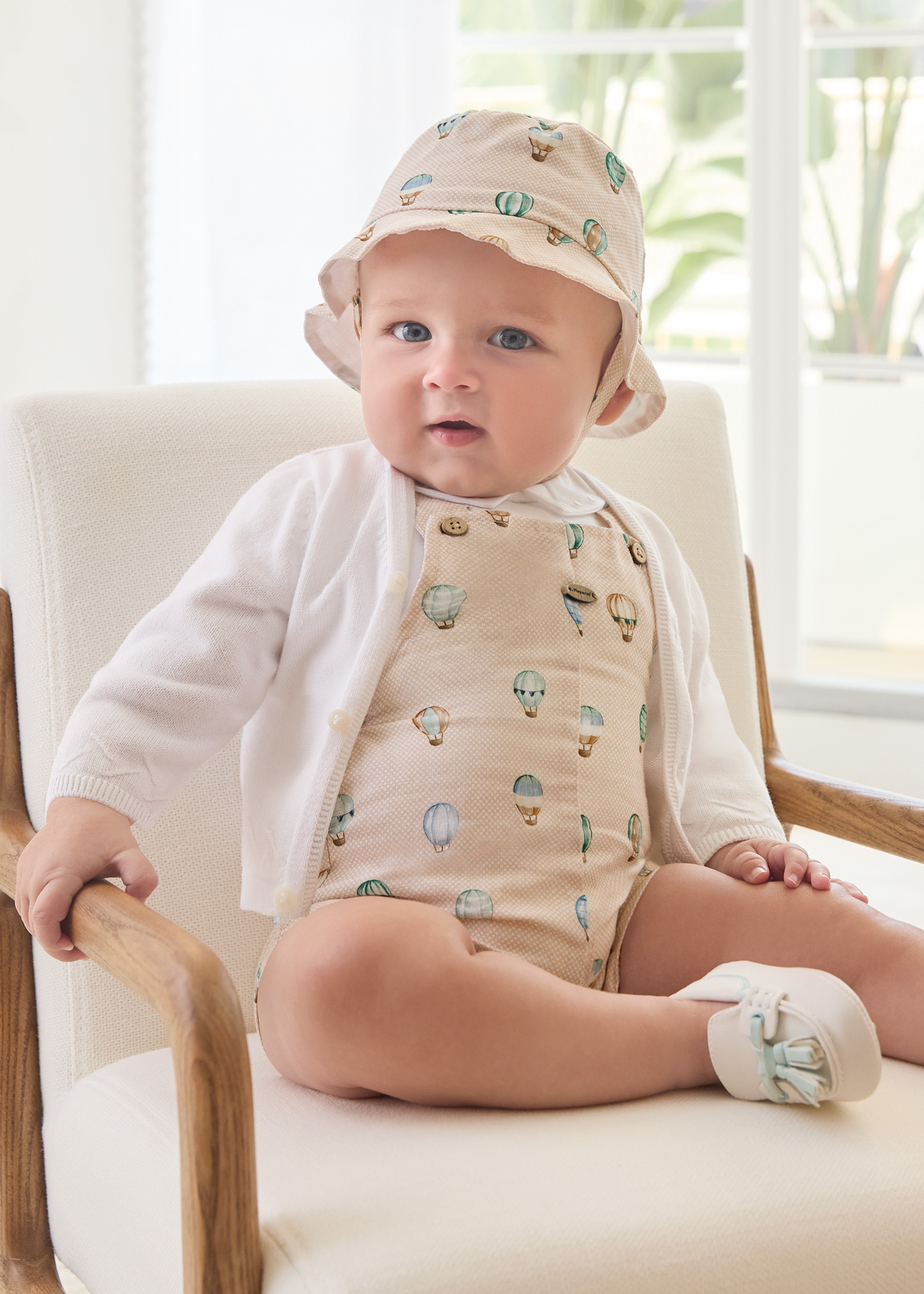 Cardigã de algodão e linho com decote em V para recém-nascidos da Better Cotton.