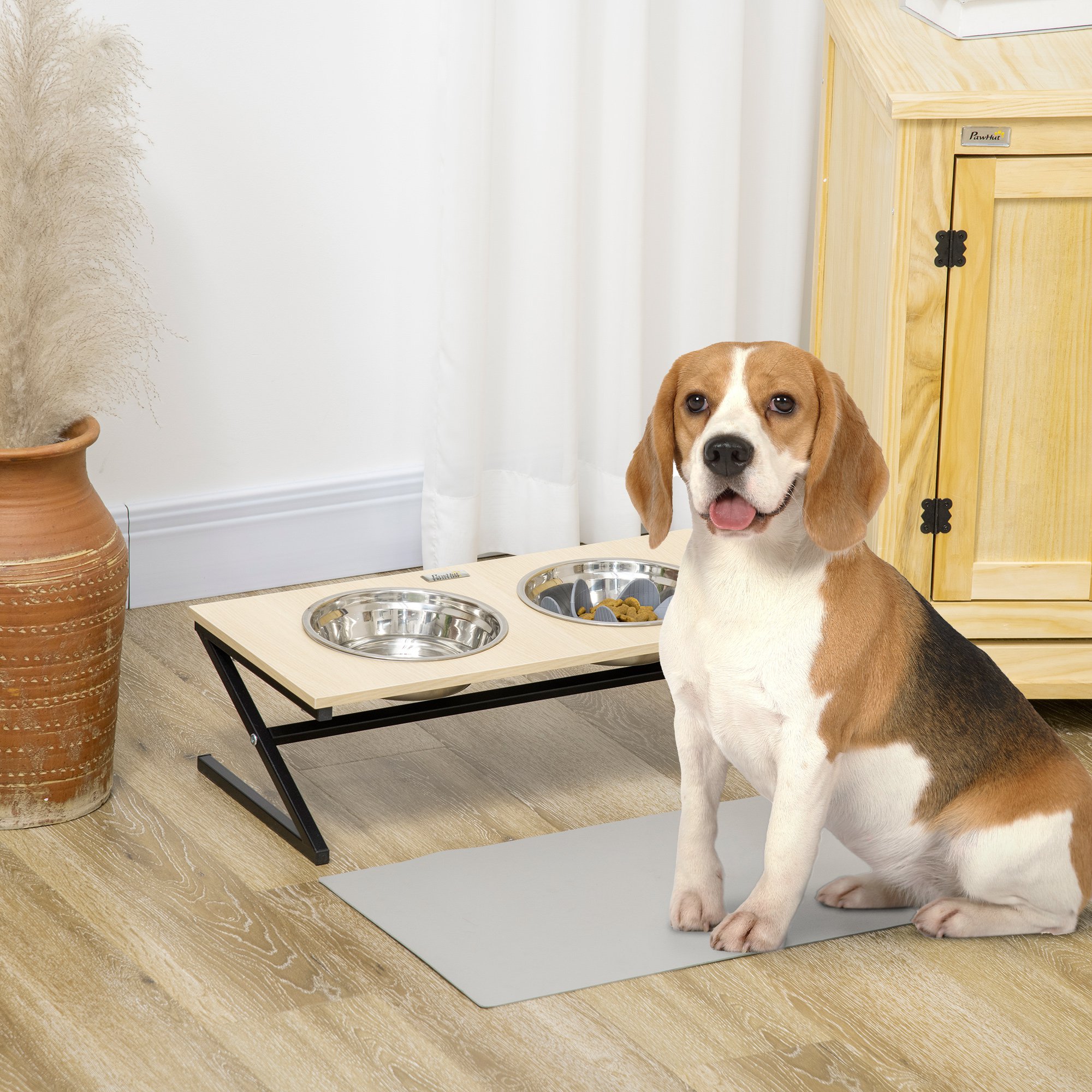 Comedouro elevado PawHut para cães com tapete e comedouro lento, inclui 2 tigelas de aço inoxidável, 1100 ml, para cães de porte médio, 60x30x18,5 cm, cor carvalho.