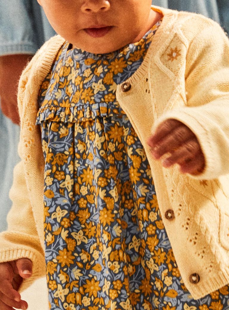 Cardigan en tricot ajouré et torsadé jaune pastel