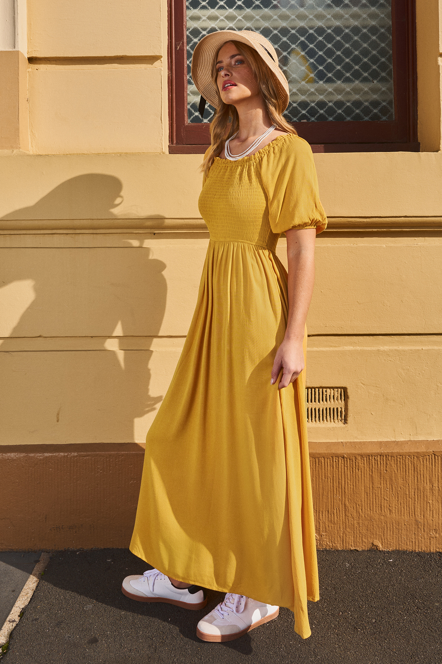Robe longue moutarde à col carré et corsage smocké à manches bouffantes
