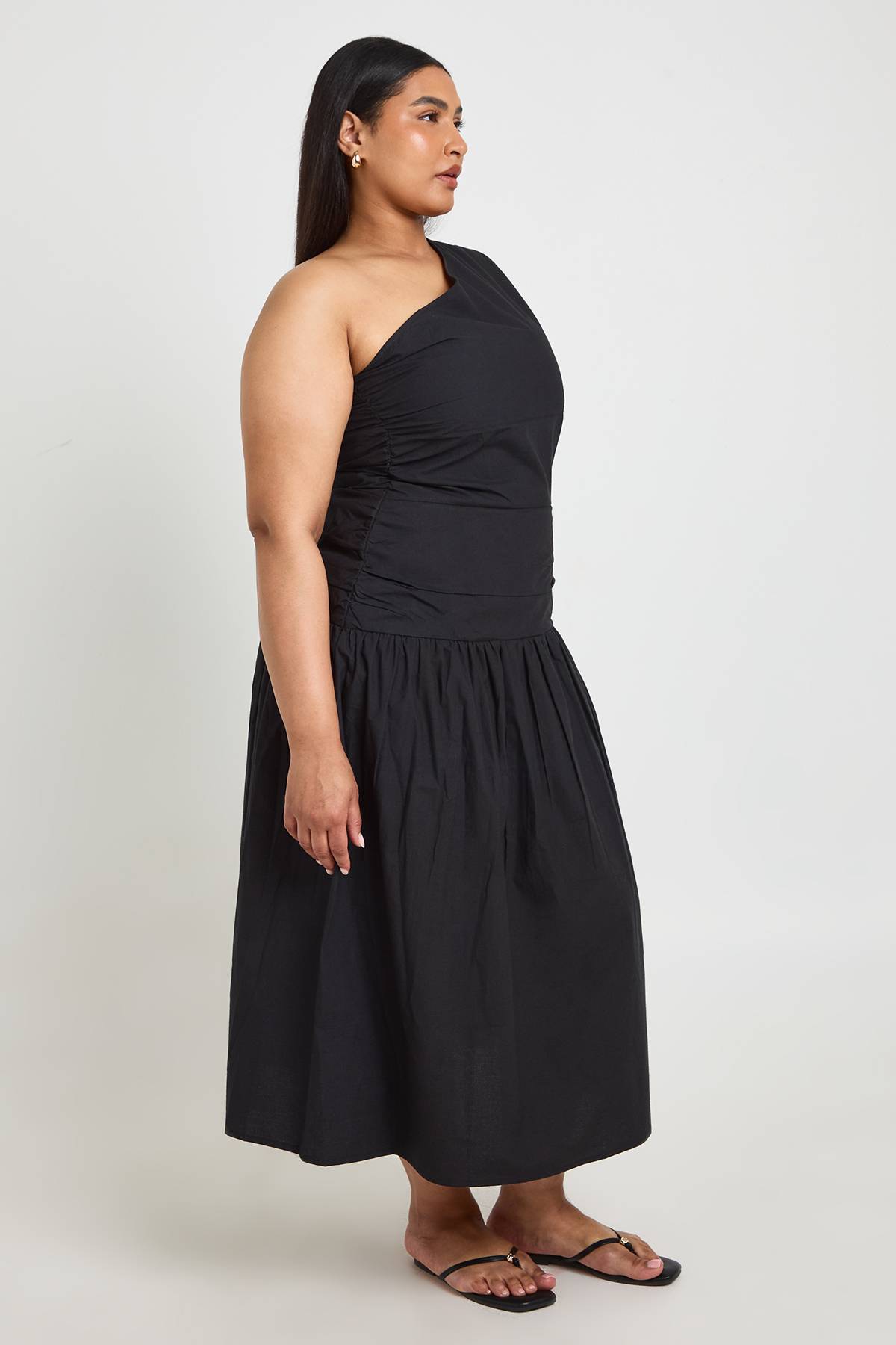 boohoo Robe Midaxi À Une Épaule Froncée En Popeline De Coton Grande Taille