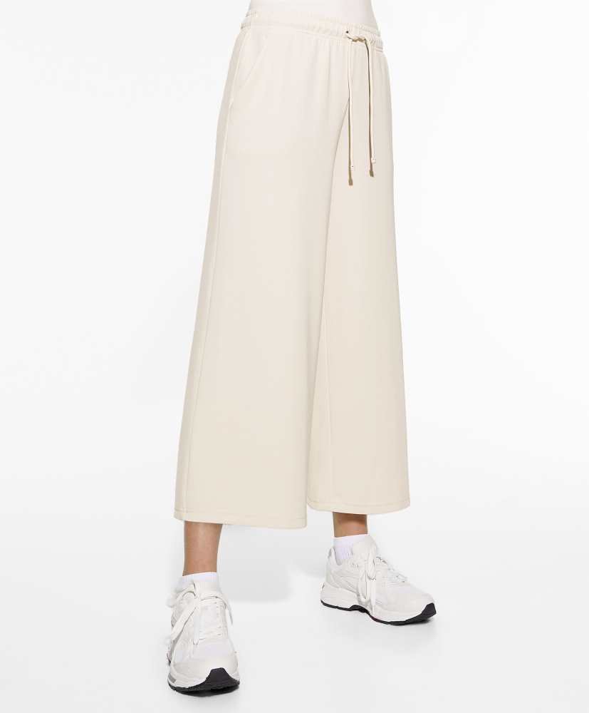 Calça cropped de pernas largas em modal macio ao toque