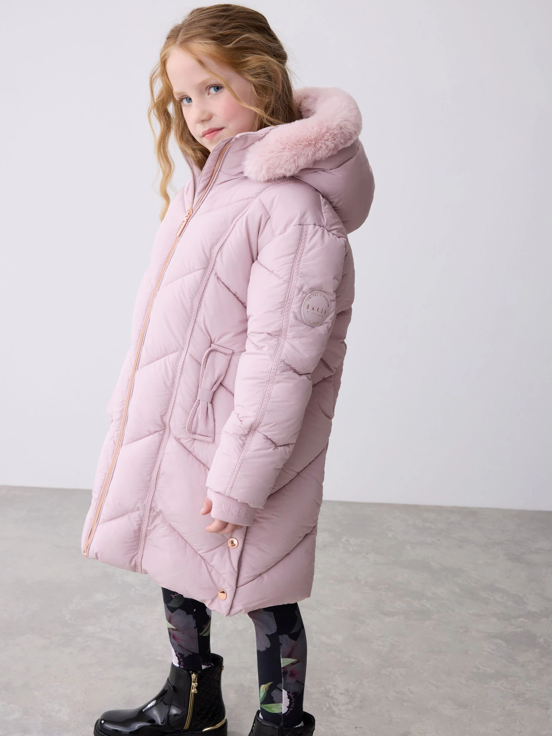 Roze - Baker by Ted Baker - Regenbestendige gewatteerde jas met strikzak en V-vormige print