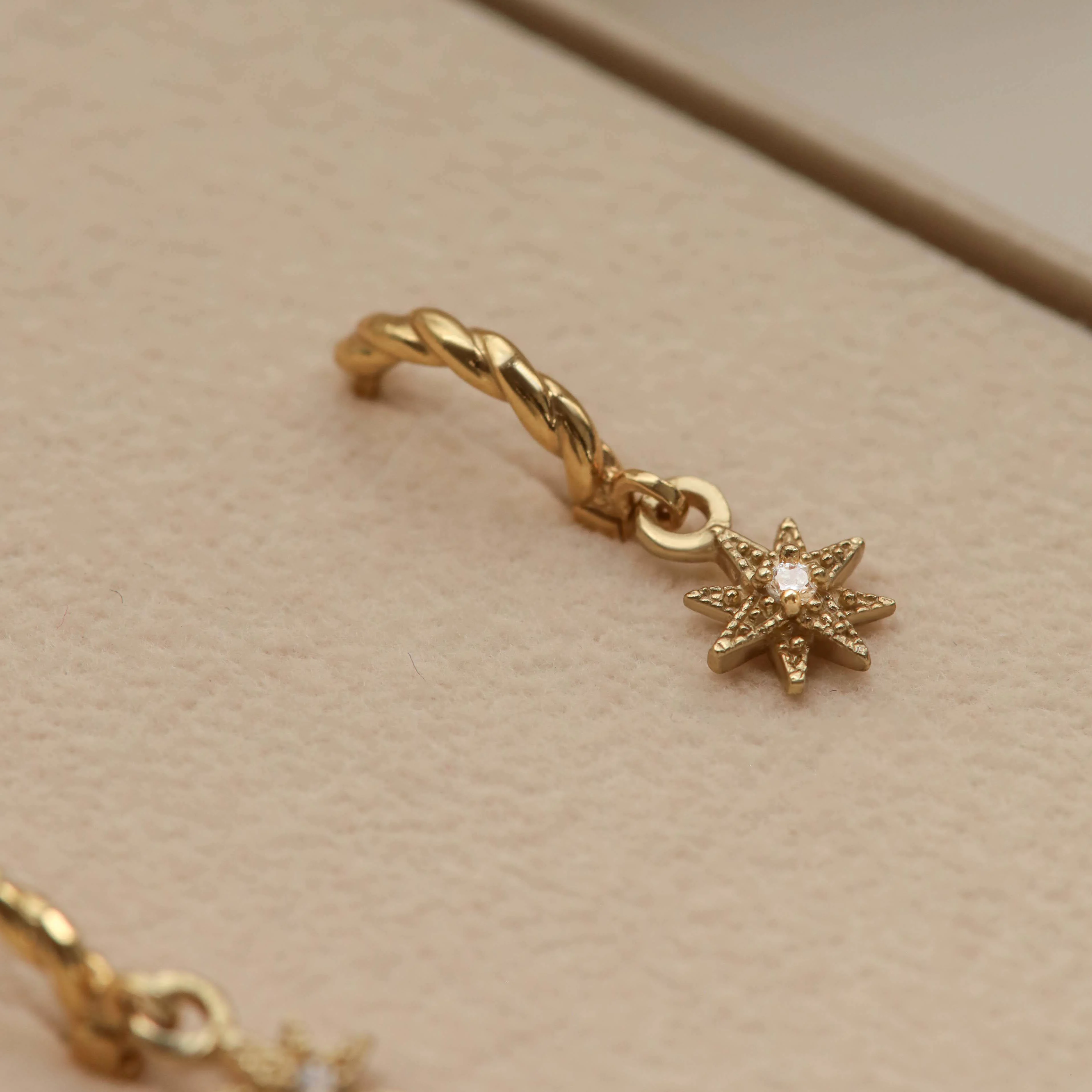 KARMA Jewelry gold plated oorbellen Morningstar