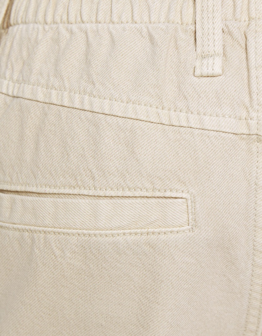 Calça cargo de sarja de corte reto com cós elástico.