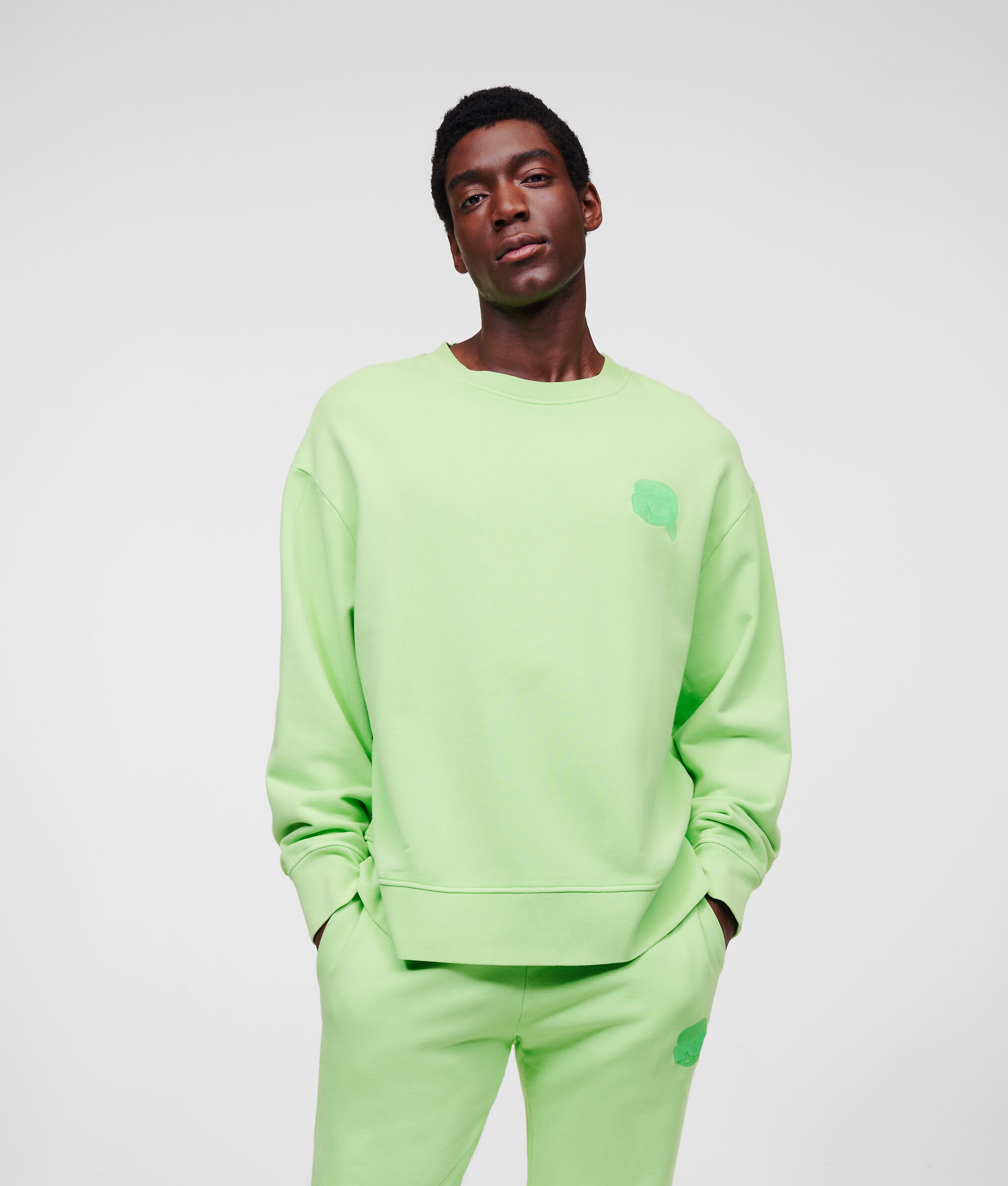 SWEAT-SHIRT TON SUR TON AVEC ÉCUSSON KARL IKONIK