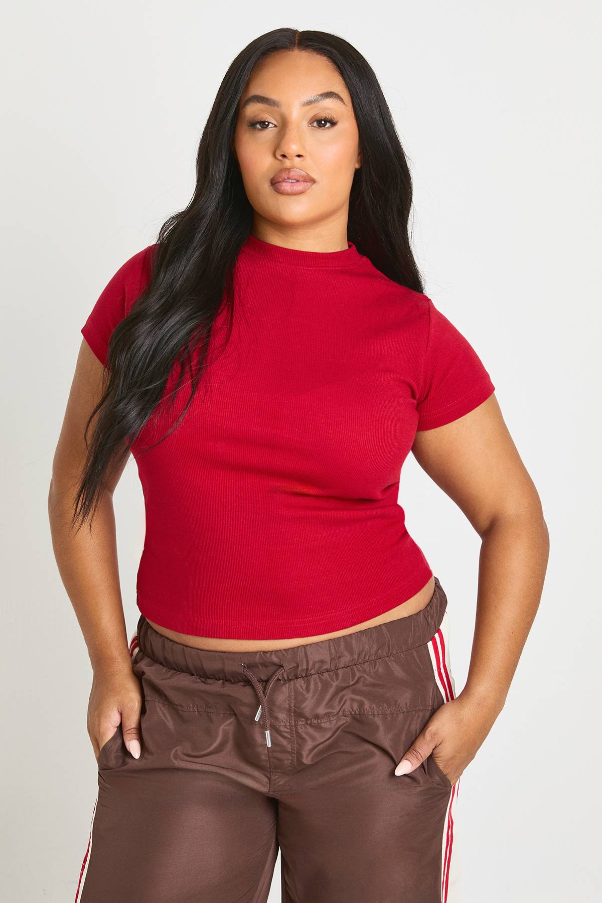 boohoo Haut Ajusté Côtelé À Manches Courtes Grande Taille