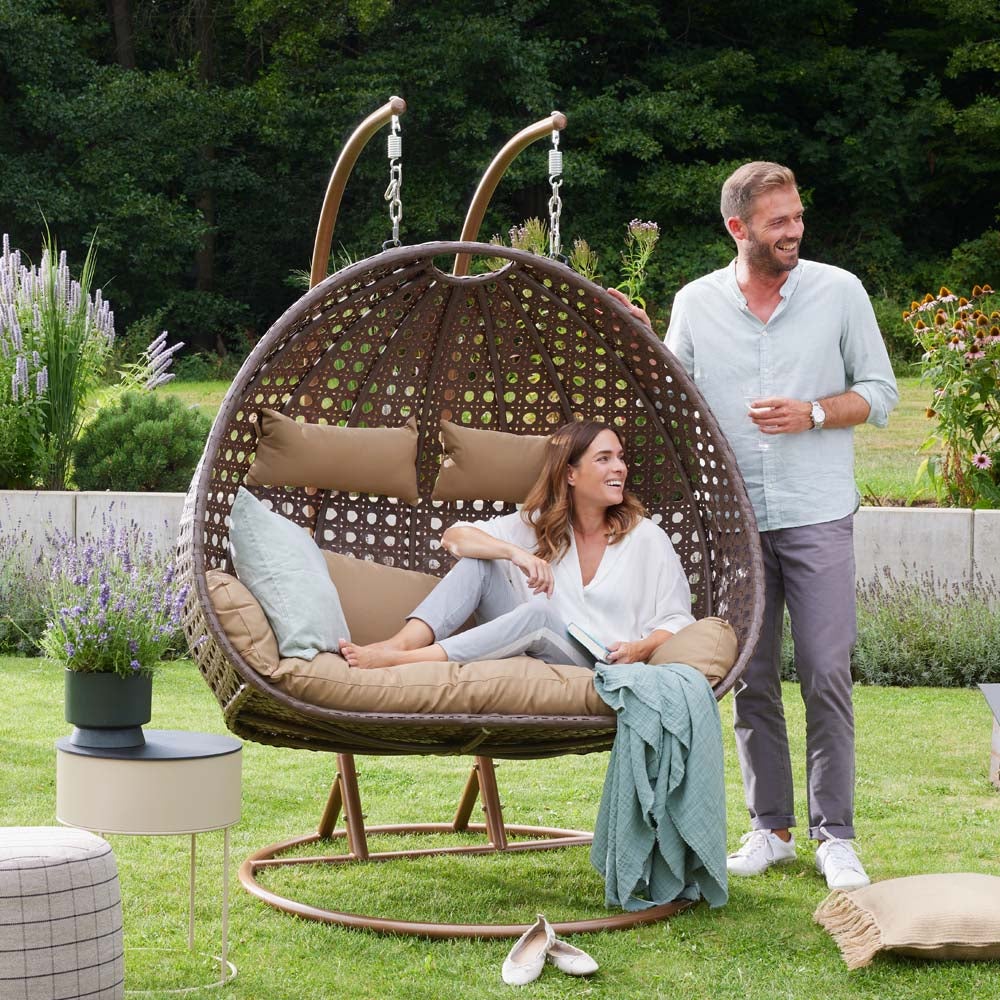 Home Deluxe - TWIN Hangstoel - Bruin, Hoogte 195 cm - incl. regenhoes, frame, zit- en rugkussens | Polyrattan hangstoel, tuinschommel, hangmand