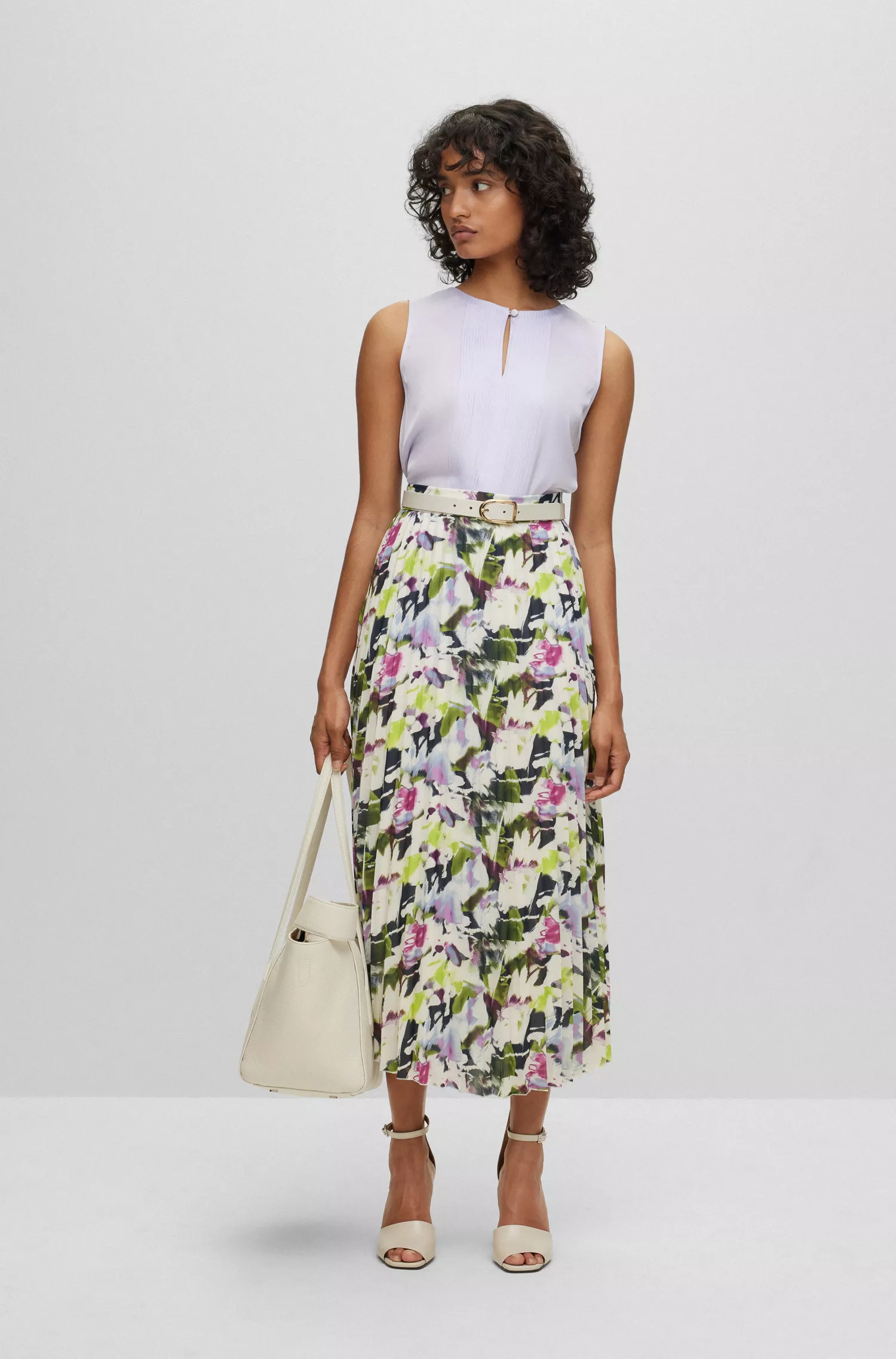 Blusa preta sem mangas BOSS em crepe de chine de seda elástica.