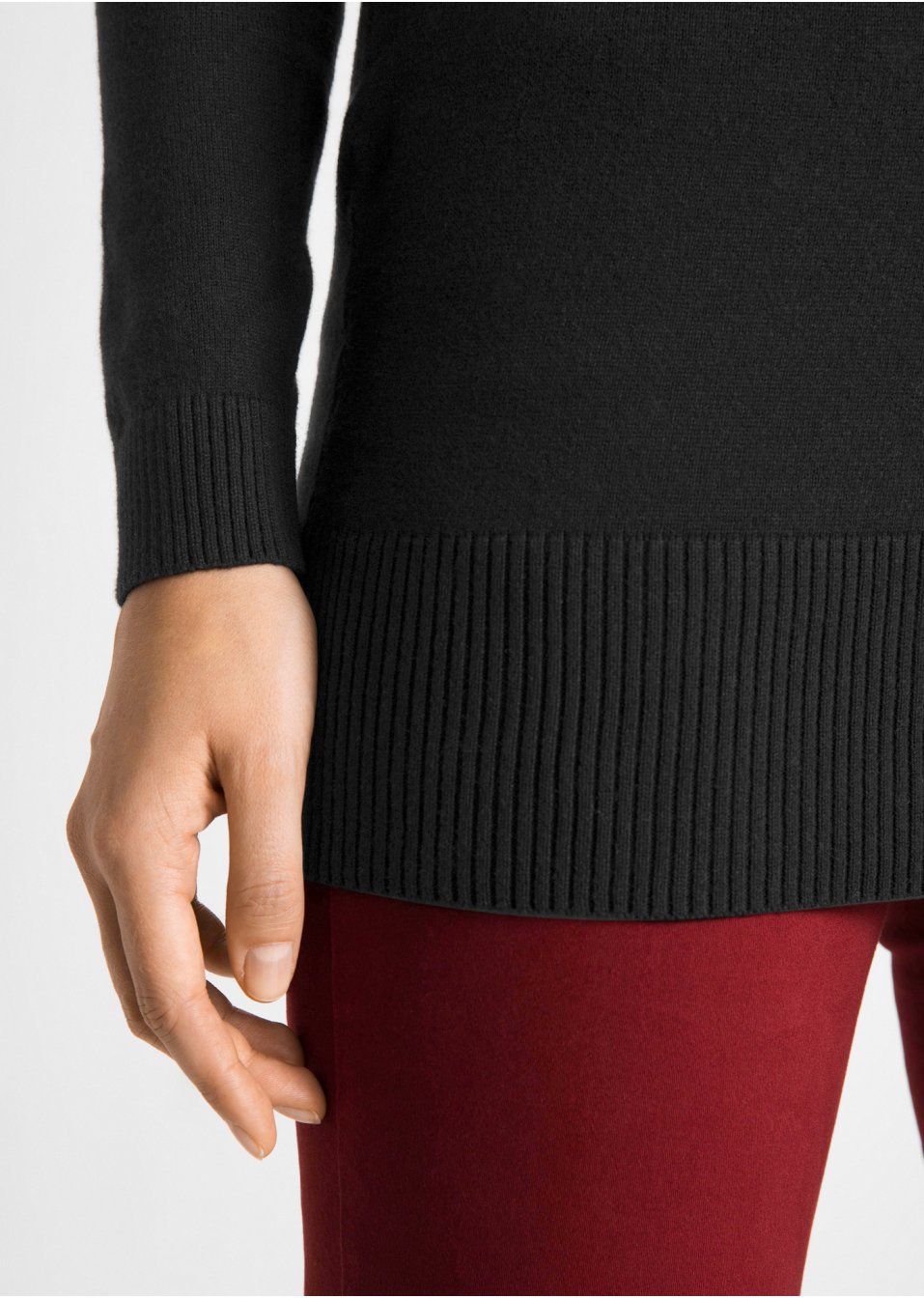 Pull long basique en maille fine à col V