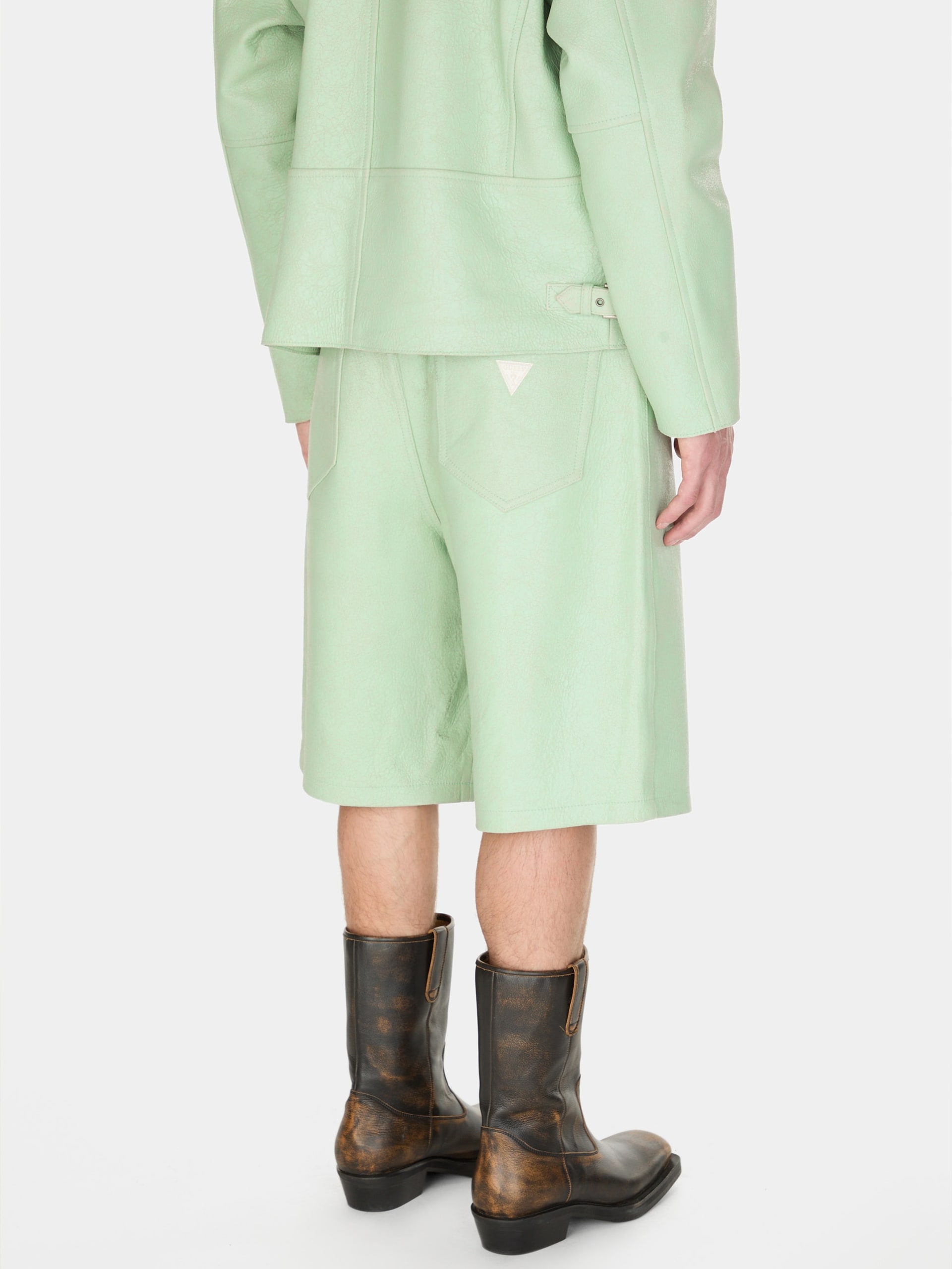 shorts de couro craquelado