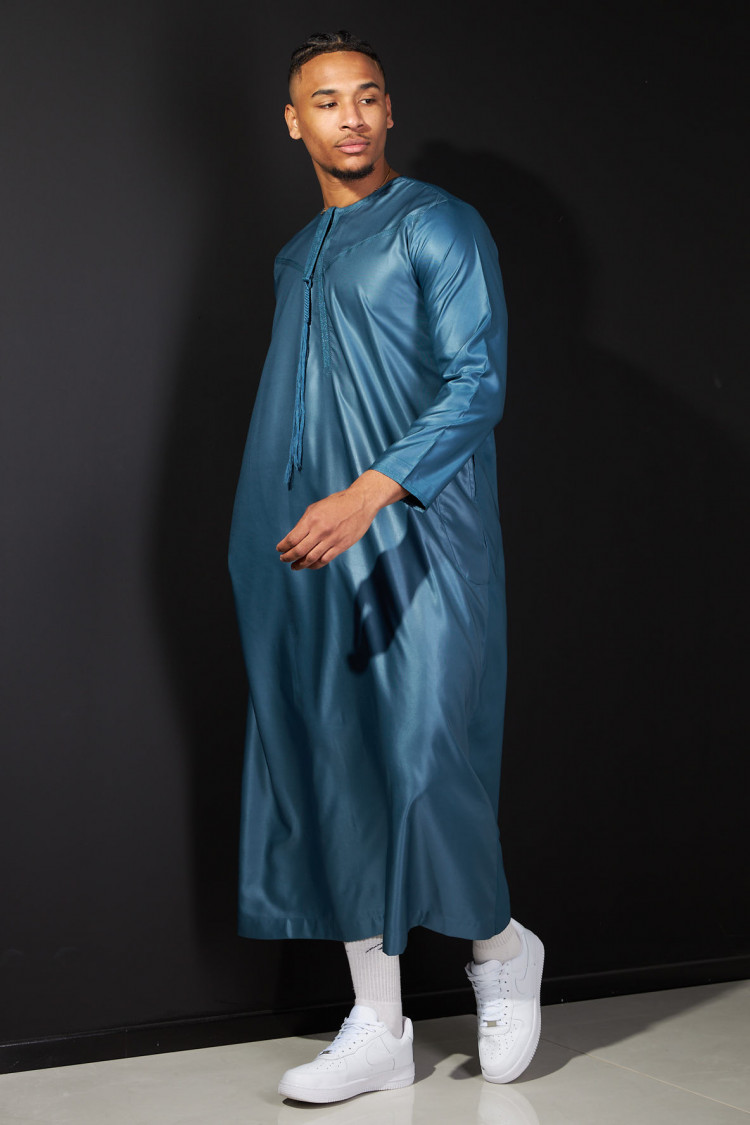 Qamis satiné bleu pétrole à pompoms