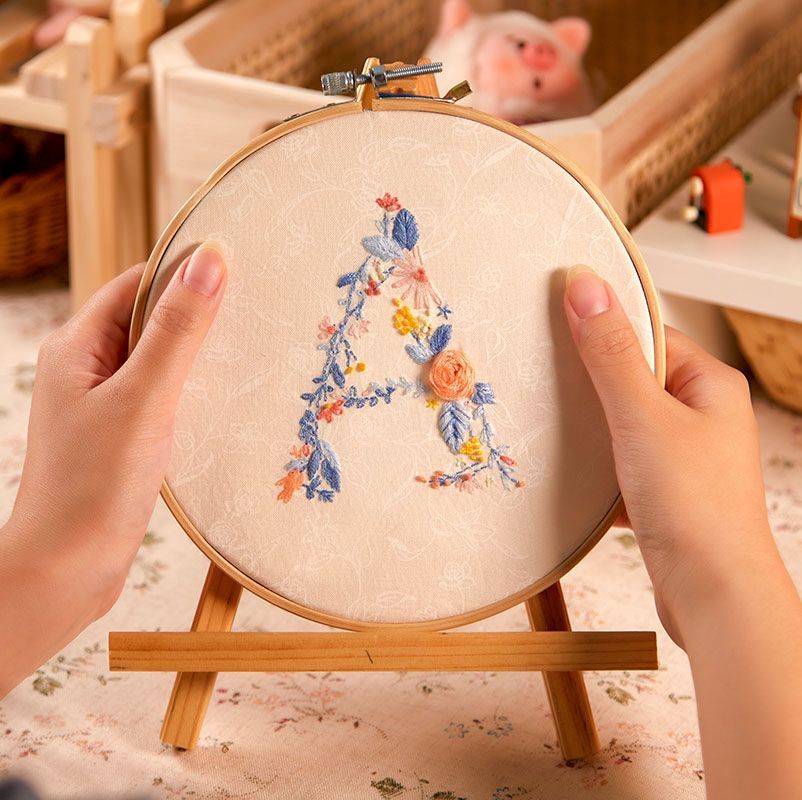 Embroidery Kingdom - DIY borduurpakket met letteramuletten
