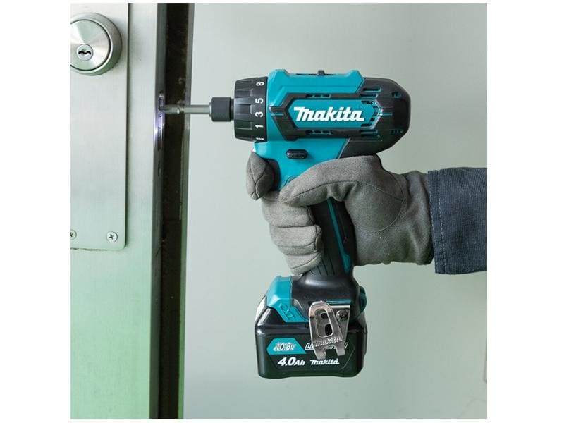 Makita Akku-Schrauber DF033DSYJ Kit Kompakter und ergonomischer Schrauber 12 V inkl. 2x1.5Ah Akkus